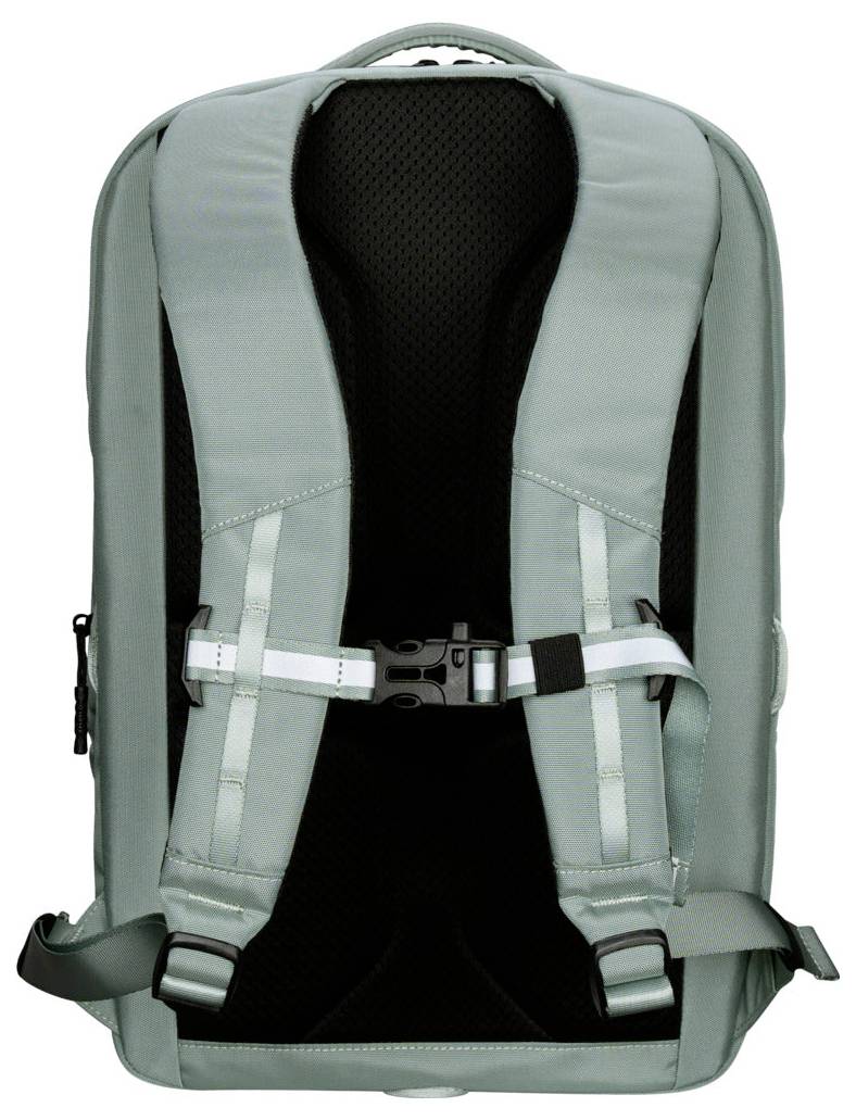 Ein hellgrauer Rucksack mit gepolsterten Schultergurten, einem Brustgurt und einem Tragegriff am oberen Ende, von hinten betrachtet.