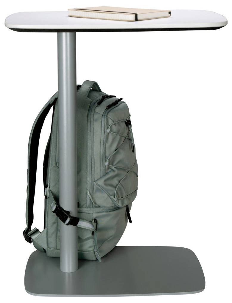 Ein hoher Tisch mit einem Rucksack, der daran hängt, und einem Buch obenauf, der ein platzsparendes Design für Studien- oder Arbeitsbereiche hervorhebt.