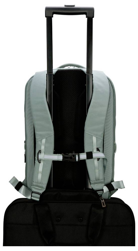 Ein türkisfarbener Rucksack mit ausziehbarem Tragegriff ist an einem schwarzen Koffer befestigt, was eine praktische Reise- oder Gepäcklösung andeutet.