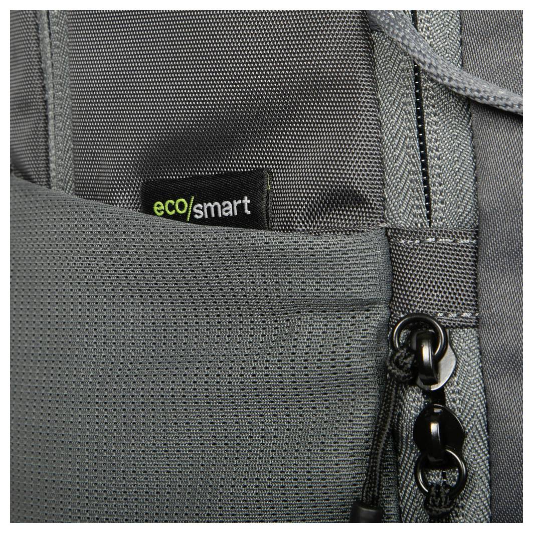 Eine Nahaufnahme eines grauen Rucksacks mit einem 'eco/smart' Logo auf einem schwarzen Etikett, das das nachhaltige Designmerkmal des Bags hervorhebt.