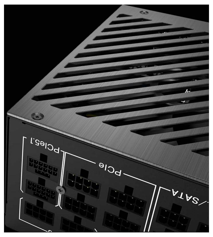 Nahaufnahme eines Computer-Netzteils mit verschiedenen beschrifteten Anschlüssen, darunter 'PCIE' und 'SATA', mit einem eleganten, schwarzen Metallfinish.