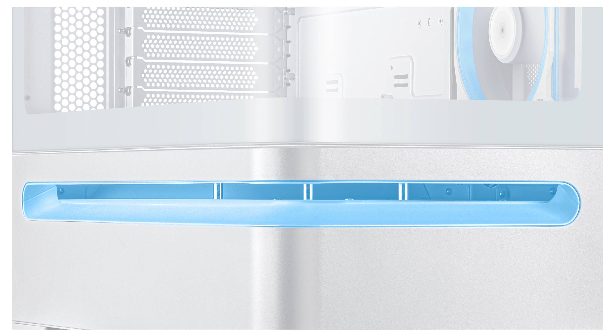 Eine Nahaufnahme einer Metalloberfläche mit einem Schlitz, in dem ein blauer LED-Lichtstreifen eingebaut ist, Teil eines Computergehäuses mit sichtbaren Lüftungslöchern.