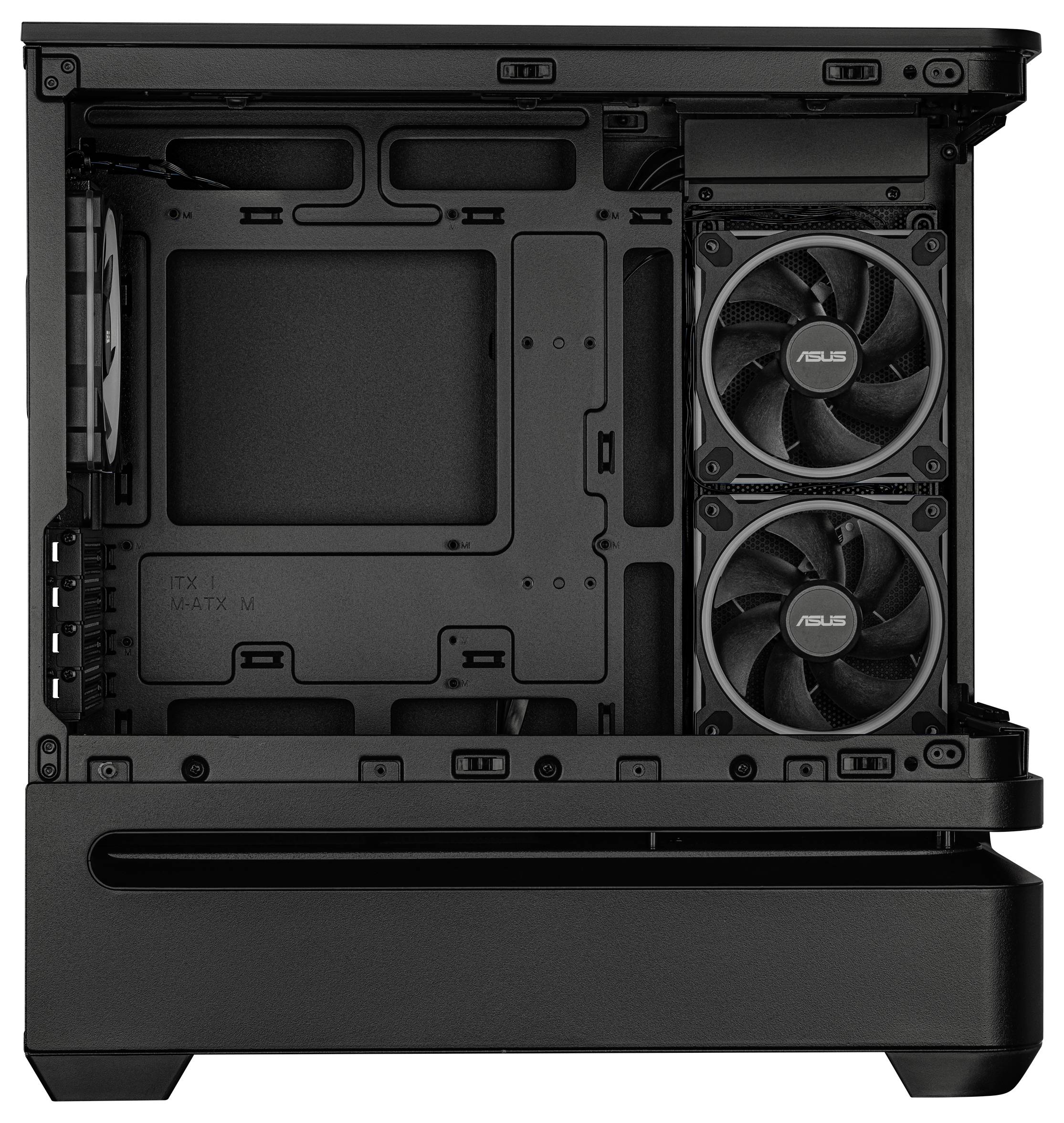 Ein offenes schwarzes Computergehäuse, das Mainboard-Befestigungspunkte und zwei installierte Kühlventilatoren an der Vorderseite zeigt.