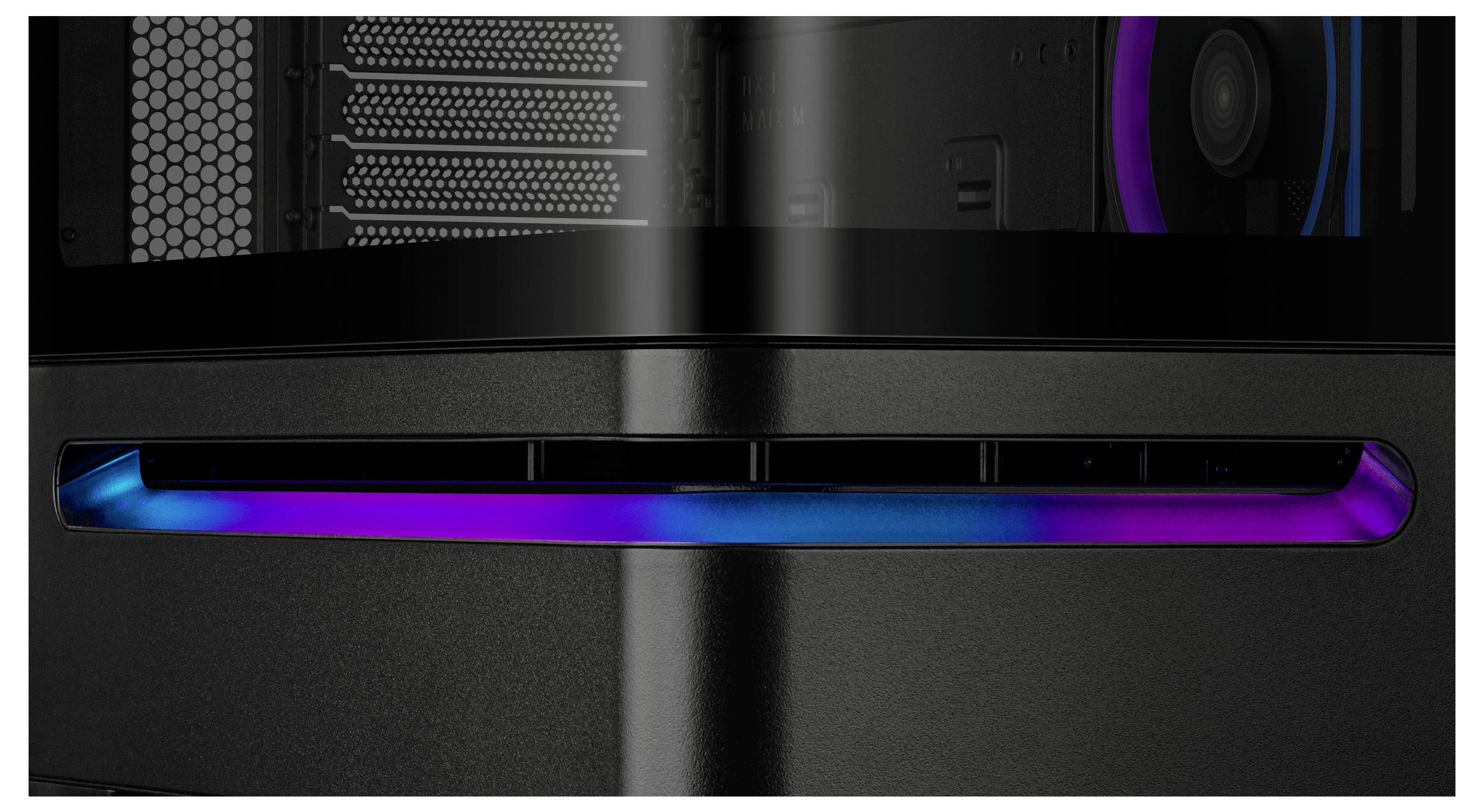 Eine Nahaufnahme eines schwarzen Computergehäuses mit einem eleganten, horizontalen RGB-Lichtpanel, das in Blau- und Violetttönen leuchtet und sein modernes Design betont.