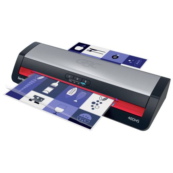 Eine Laminiermaschine führt buntes, gemustertes Papier durch ihre Walzen und zeigt dabei den Laminiervorgang.