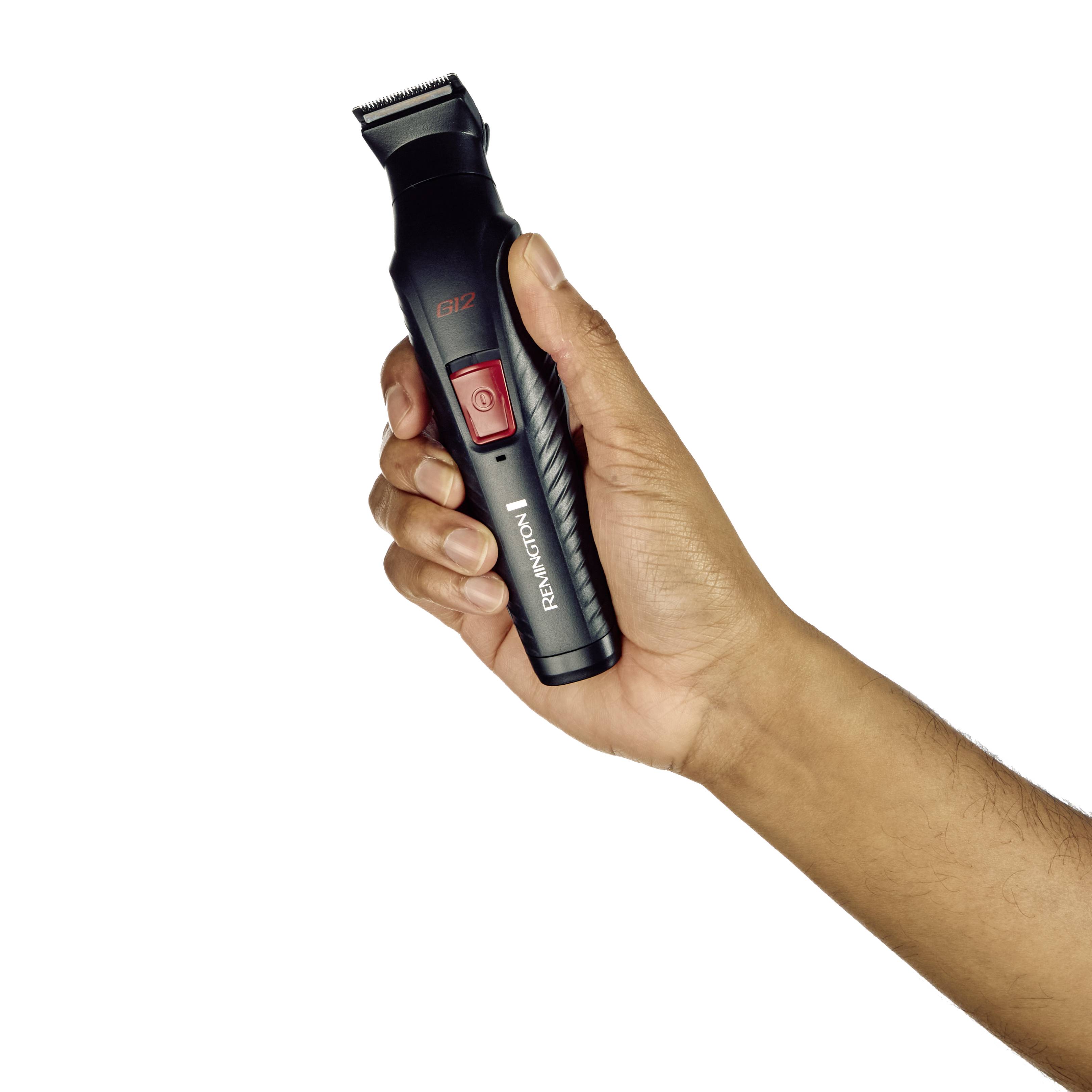 Eine Hand, die einen schwarzen elektrischen Haarschneider der Marke 'Remington' hält; der Einschaltknopf ist sichtbar und bietet eine mobile Pfimgungslösung.