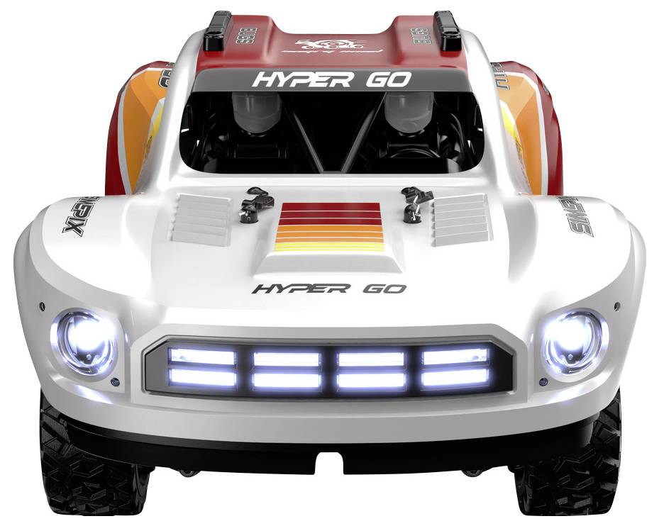 Ein Spielzeug-Rennlastwagen mit fett gedrucktem 'HYPER GO' Text auf der Front, ausgestattet mit leuchtend roten und orangefarbenen Designs und beleuchteten Scheinwerfern.