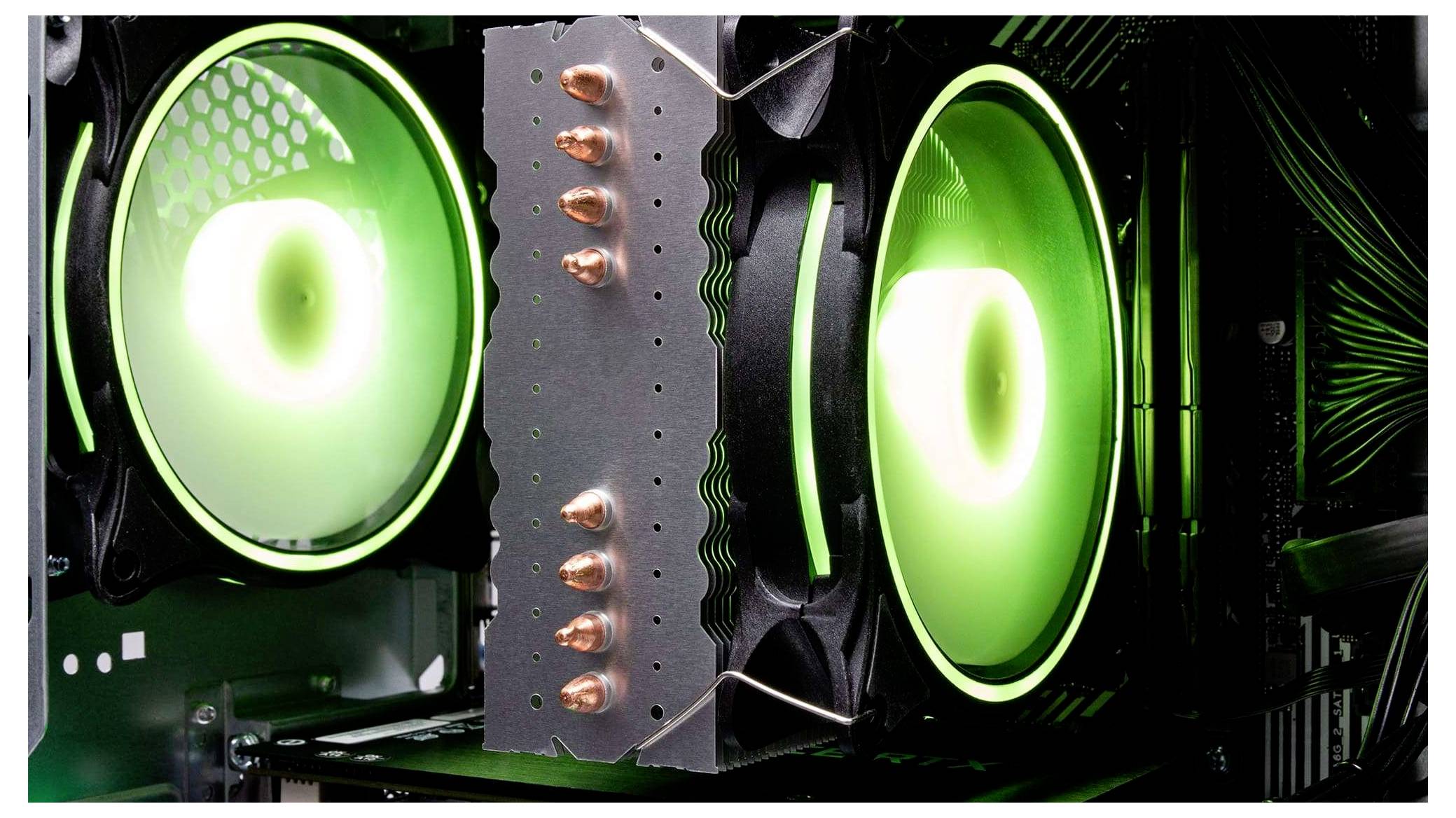 Nahaufnahme eines Computerkühsystems mit zwei grün beleuchteten Lüftern und Kupfer-Heatpipes, die eine aktive Kühlung im Inneren eines PCs anzeigen.