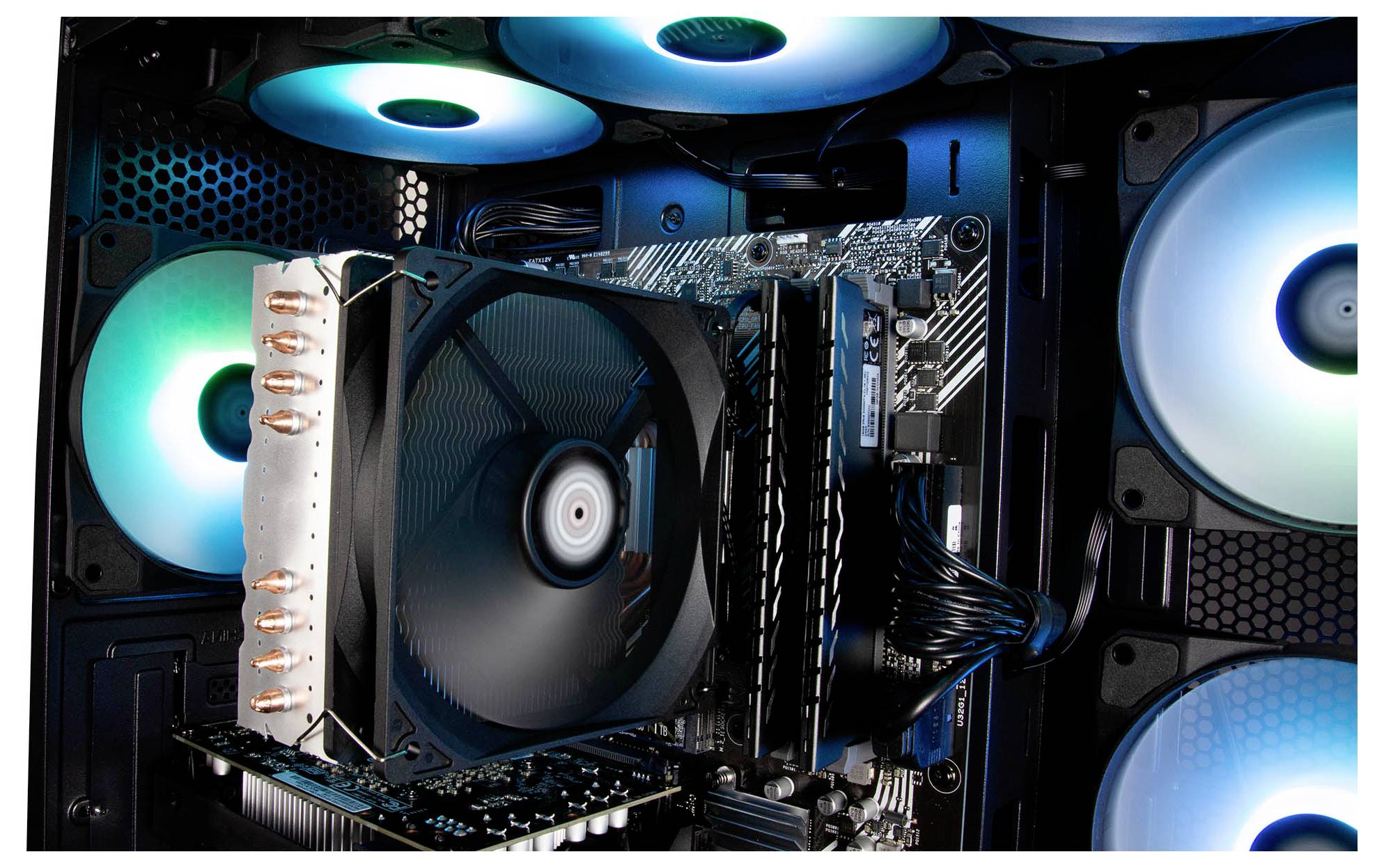 Das Bild zeigt das Innenleben eines Computers mit LED-beleuchteten Lüftern und einem markanten CPU-Kühler. Das Mainboard und die Kabel sind sichtbar.