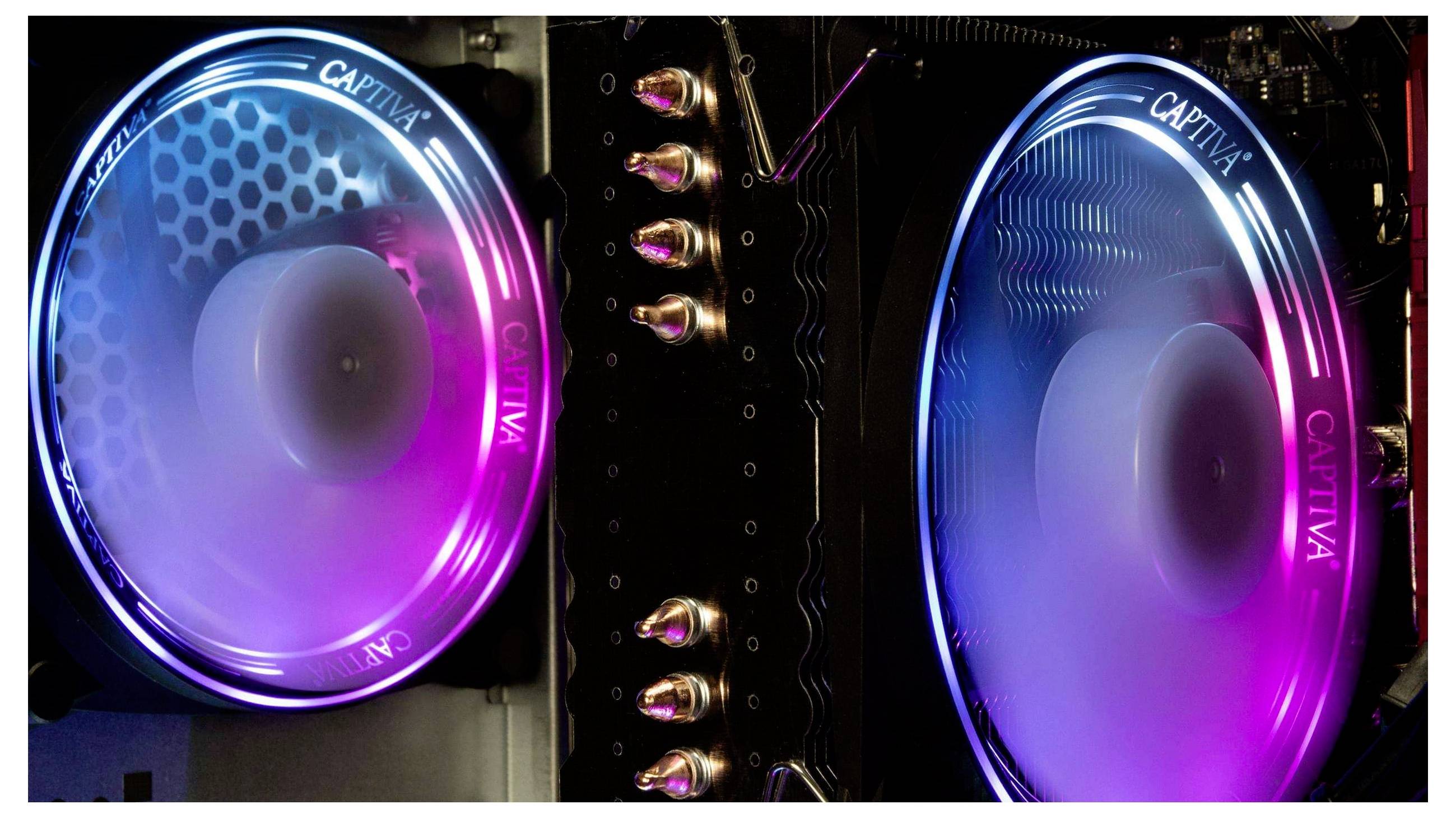 Zwei Computer-Kühlventilatoren mit blauen und pinken LED-Leuchten, die innerhalb eines PC-Gehäuses rotieren, markiert mit 'CAPTIVA.' Das Gehäuse weist ein sechseckiges Muster auf.