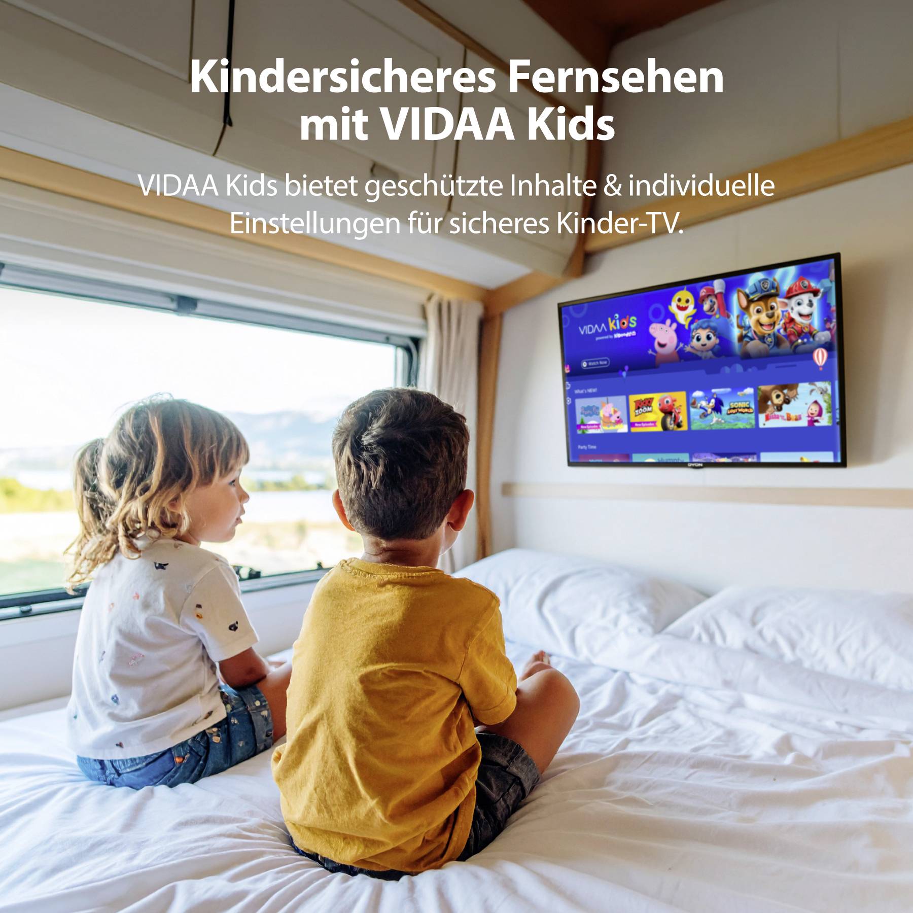 Zwei Kinder sitzen auf einem Bett und schauen einen Fernseher, auf dem eine Benutzeroberfläche des 'VIDAA Kids' Kanals zu sehen ist, der sichere, individuell angepasste Fernsehunterhaltung für Kinder bietet.