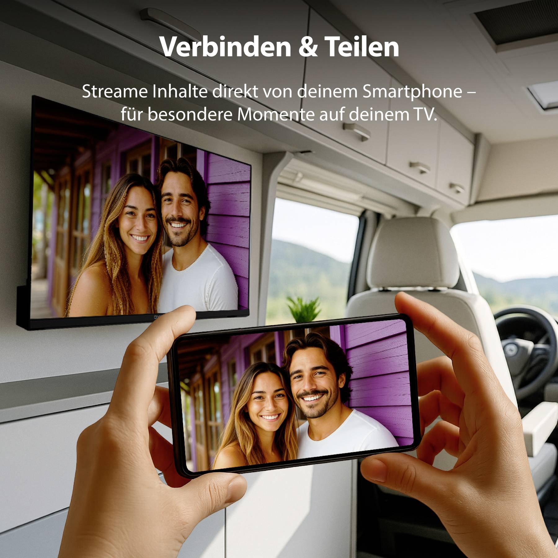 Person hält ein Smartphone mit einem Paarfoto, gespiegelt auf einem Fernseher in einem modernen Wohnzimmer. Deutscher Text wirbt für Streaming-Inhalte.