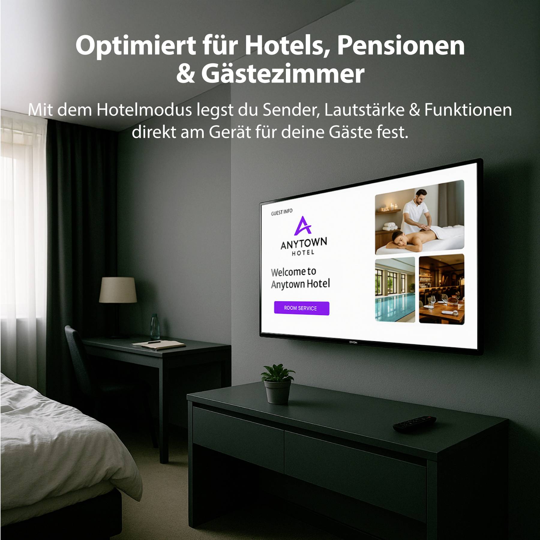 Ein Hotelzimmer mit einem an der Wand montierten Fernseher, auf dem ein Willkommensbildschirm des 'Anytown Hotels' mit Optimierungsfunktionen für Gästezimmer zu sehen ist. Ein Schreibtisch und ein Bett sind im Bild erkennbar.