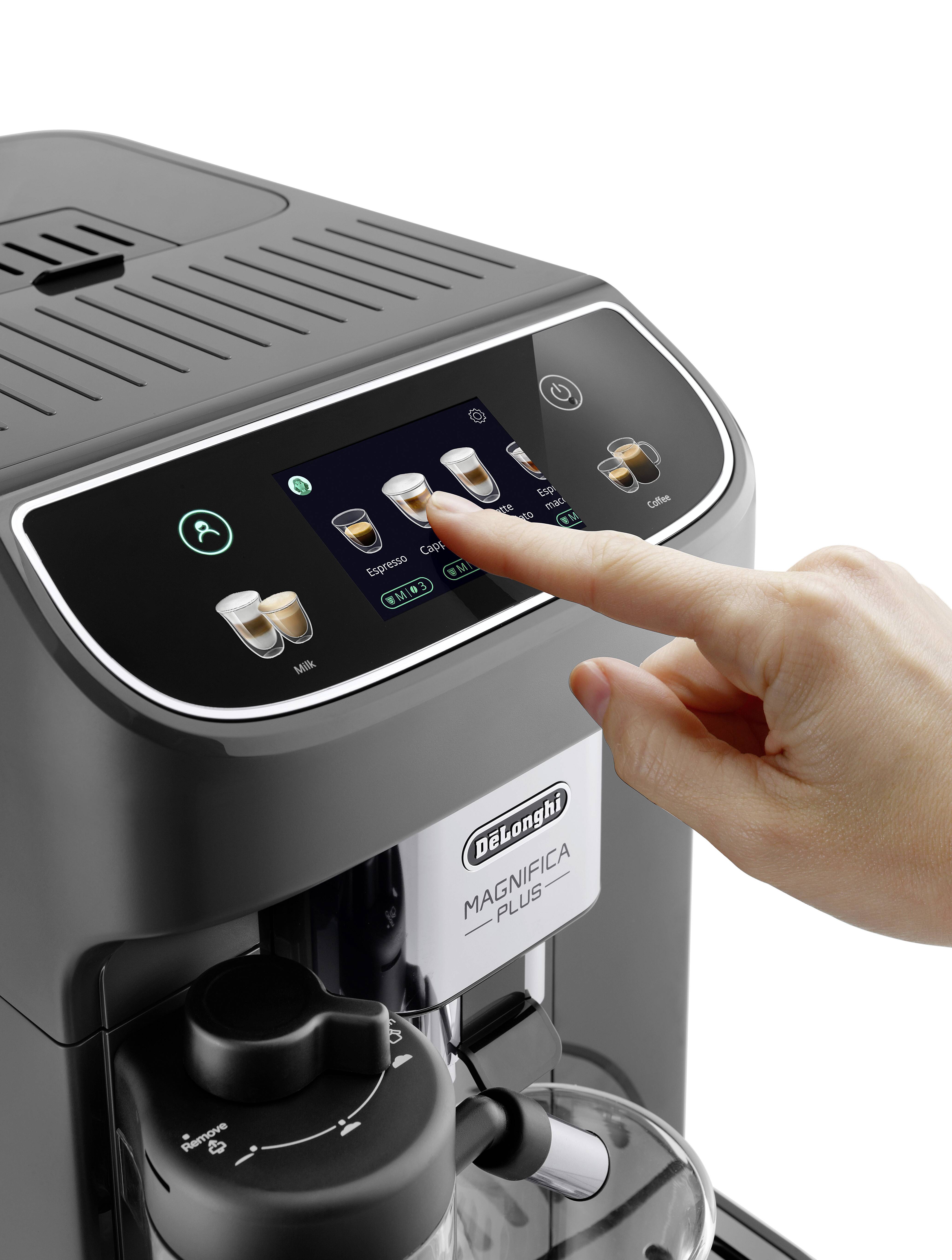 Eine Person wählt eine Kaffee-Option auf dem Touchscreen einer modernen Kaffeemaschine mit der Bezeichnung ‚Magnifica Plus'. Die Maschine verfügt über verschiedene Tasten und Anzeigen.