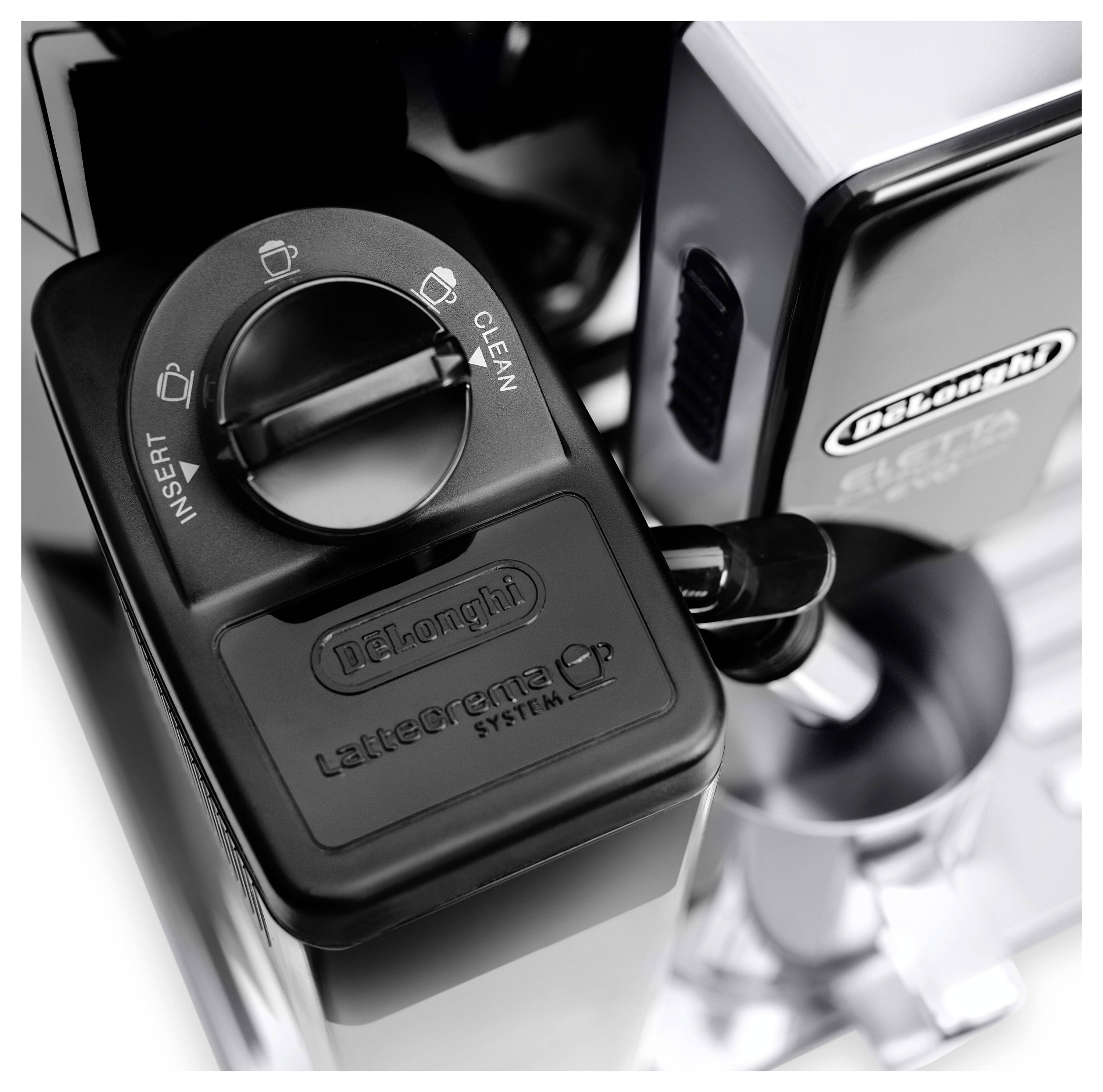 Draufsicht einer DeLonghi-Kaffeemaschine mit dem Milchaufschäumer-Drehregler, auf dem die Positionen 'Einfügen' und 'Reinigen' zu sehen sind.