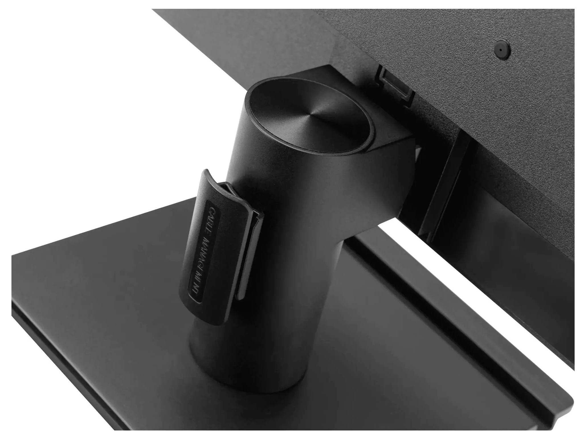 Eine Nahaufnahme eines schwarzen Monitorständers mit einem verstellbaren Mechanismus, die Details seiner Gelenke und Struktur zeigt.