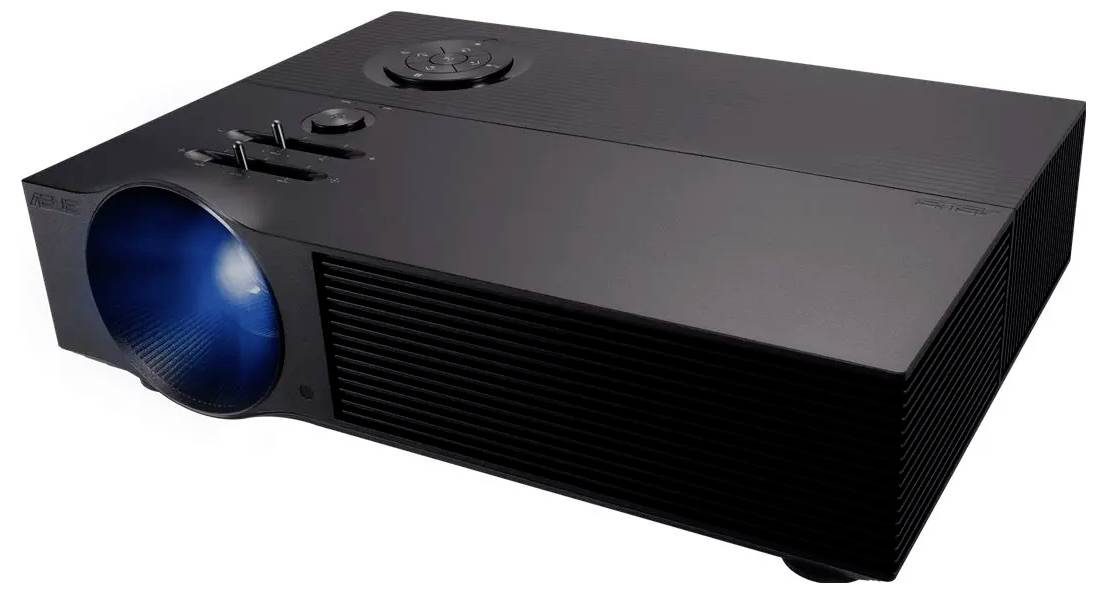 Ein schwarzer Projektor mit einer blauen Linse ist eingeschaltet und wirft einen Lichtstrahl. Er verfügt über Drehregler und Schalter auf der Oberseite zur Steuerung.