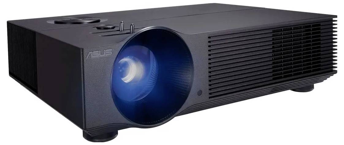 Ein schwarzer Projektor mit einem blauen Linsenlicht, das anzeigt, dass er eingeschaltet ist, positioniert auf einer flachen Oberfläche.