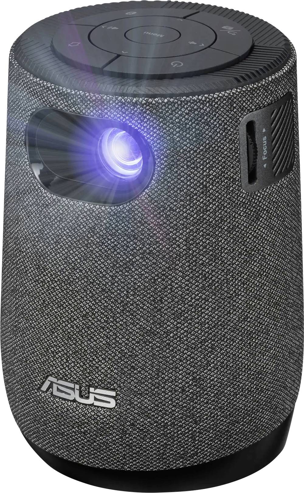 Ein tragbarer, grauer zylindrischer Projektor mit Stoffaußenhülle, der seine Linse mit einem Lichtstrahl projiziert und sichtbare Bedienknöpfe auf der Oberseite zeigt.