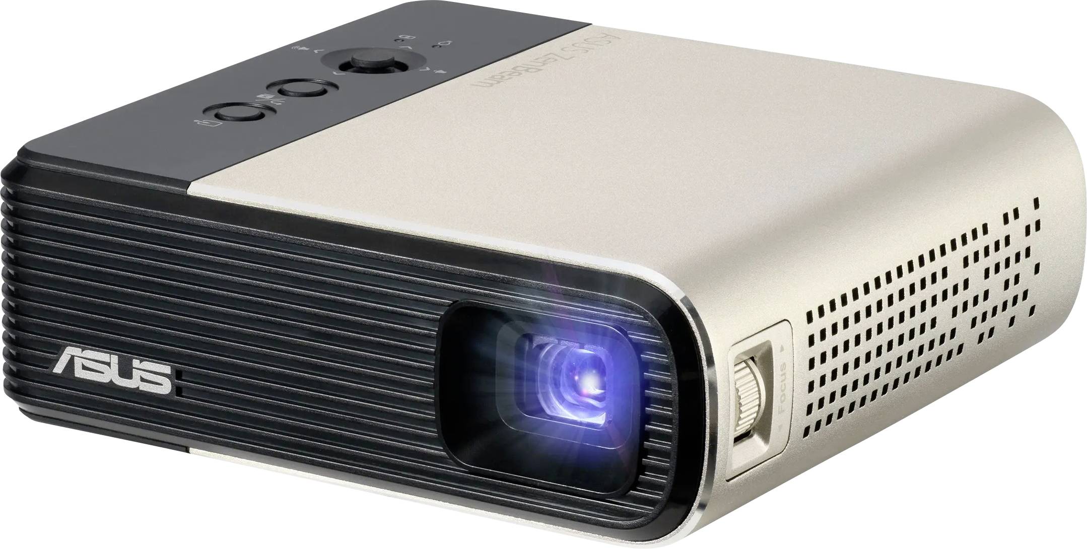 Ein tragbarer Projektor von Asus, in schwarz und silber gehalten, der die Linse beim Projizieren von Licht zeigt.