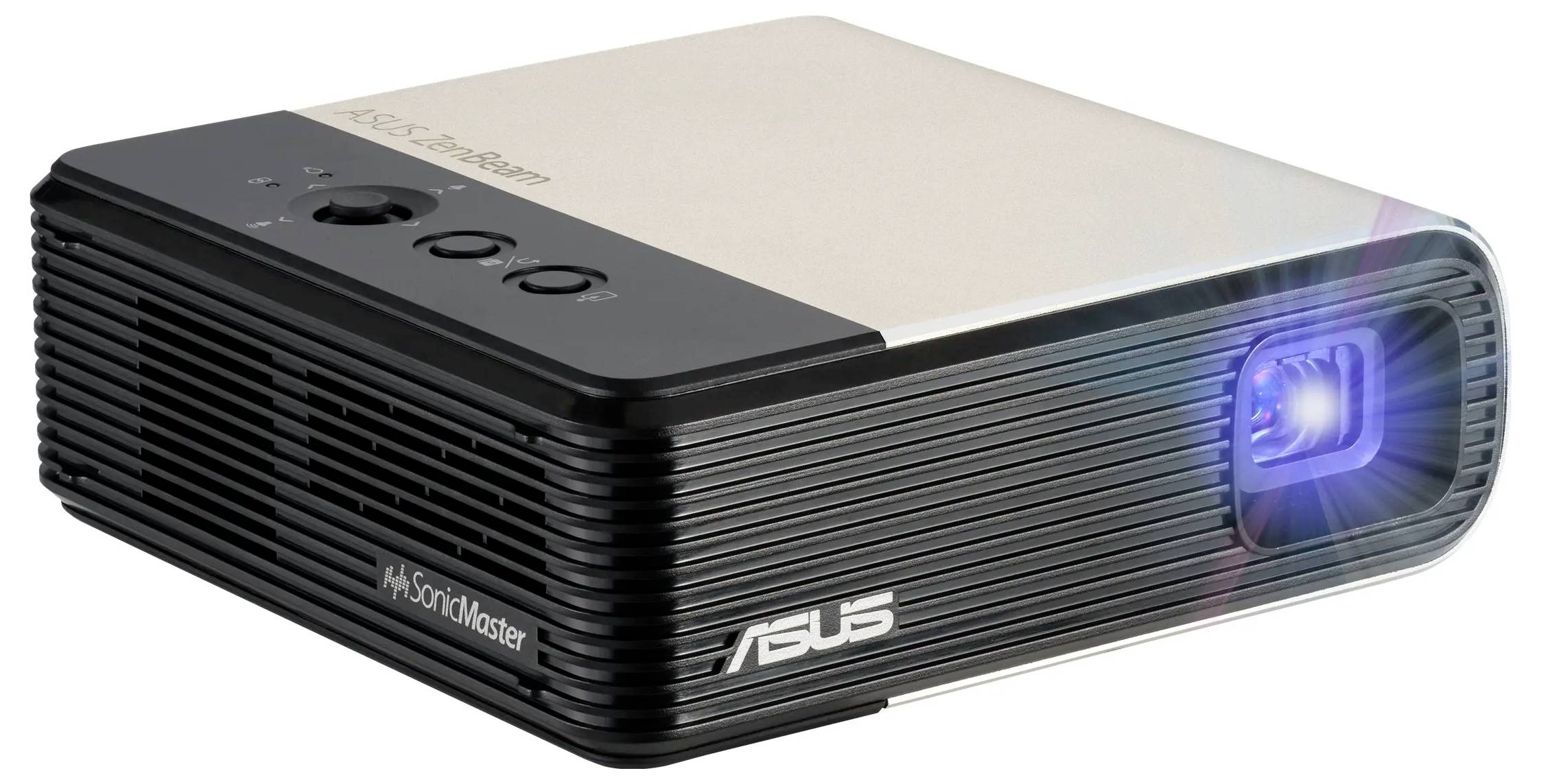 Ein kompakter Projektor in Silber und Schwarz mit einem blauen Lichtstrahl. Das Markenlogo ist seitlich sichtbar. Geeignet für Präsentationen.