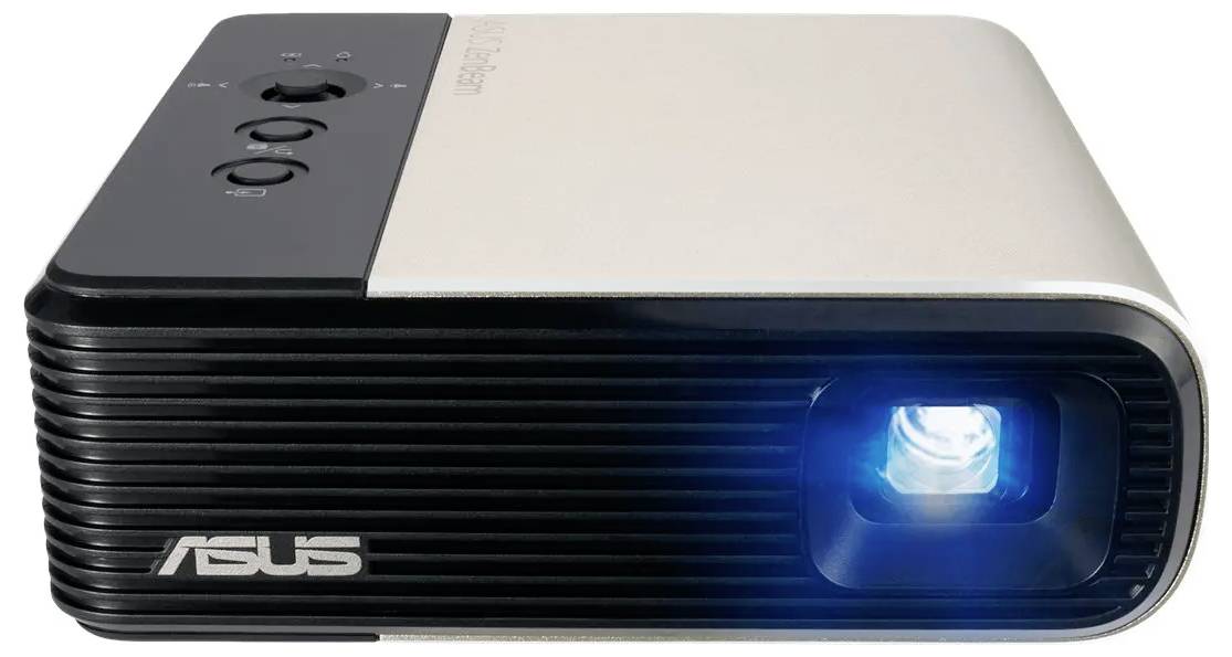 Ein kompakter, rechteckiger Projektor mit silbernem Deckel und schwarzer Vorderseite; die Linse ist beleuchtet und einsatzbereit.