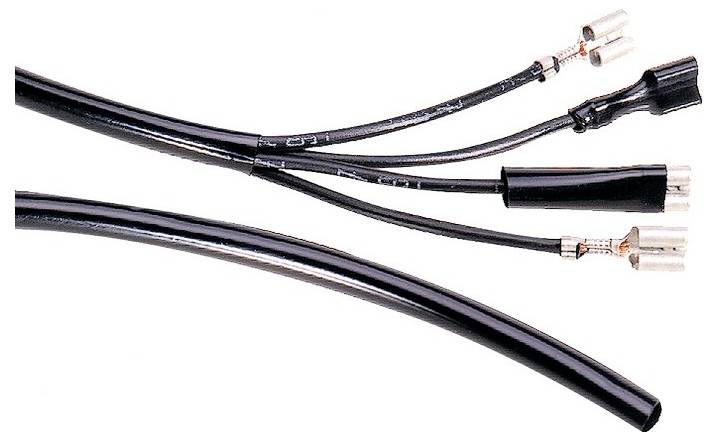 Koaxialkabel mit Anschlüssen; schwarze Ummantelungen; entwickelt für elektrische Signalübertragung in Telekommunikations- und Rundfunksystemen.