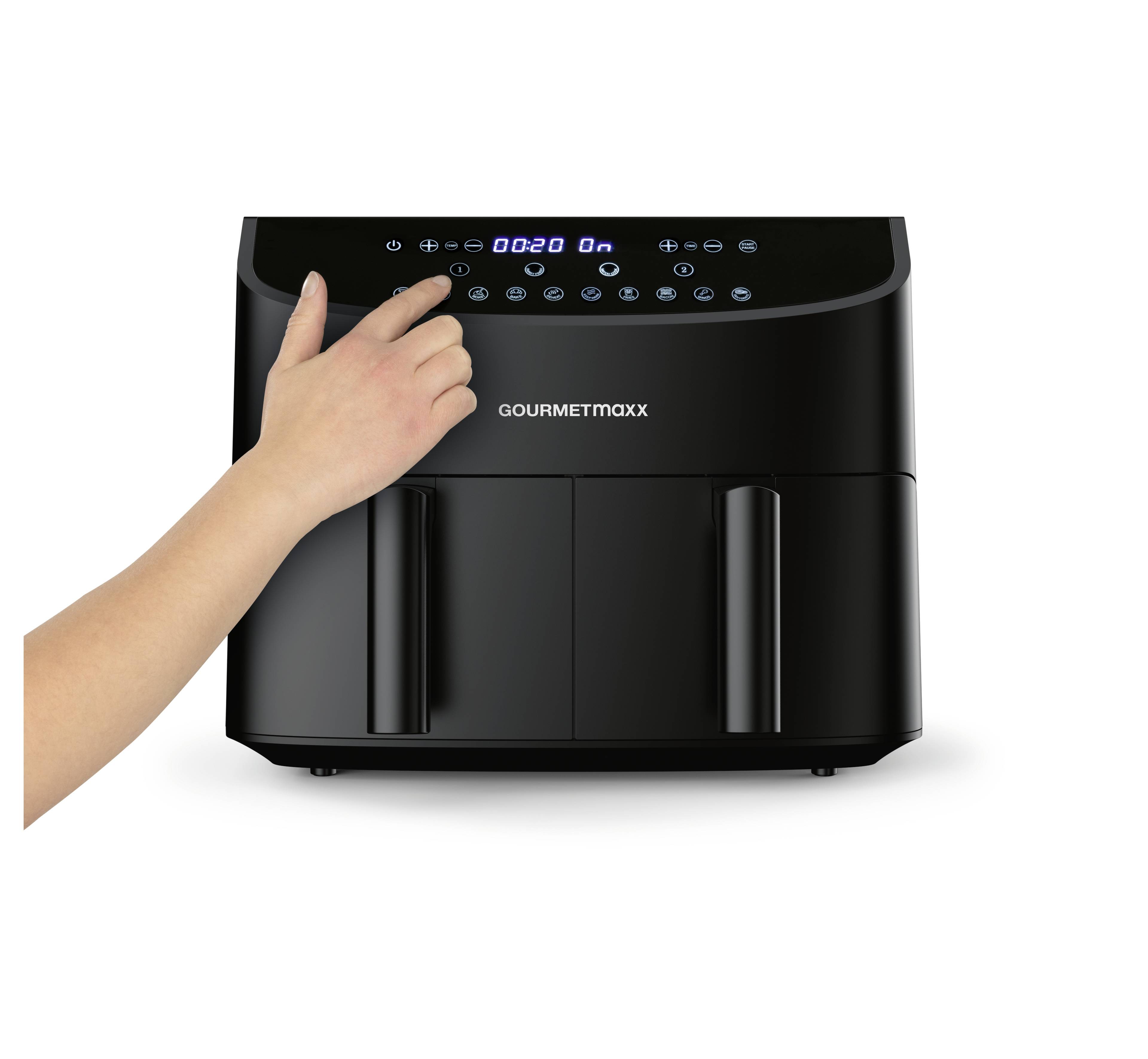 Eine Person stellt Einstellungen an einer digitalen Heißluftfritteuse mit einem großen Touchpanel ein, das 'AN' und Zahlen anzeigt und somit die Aktivierung signalisiert.