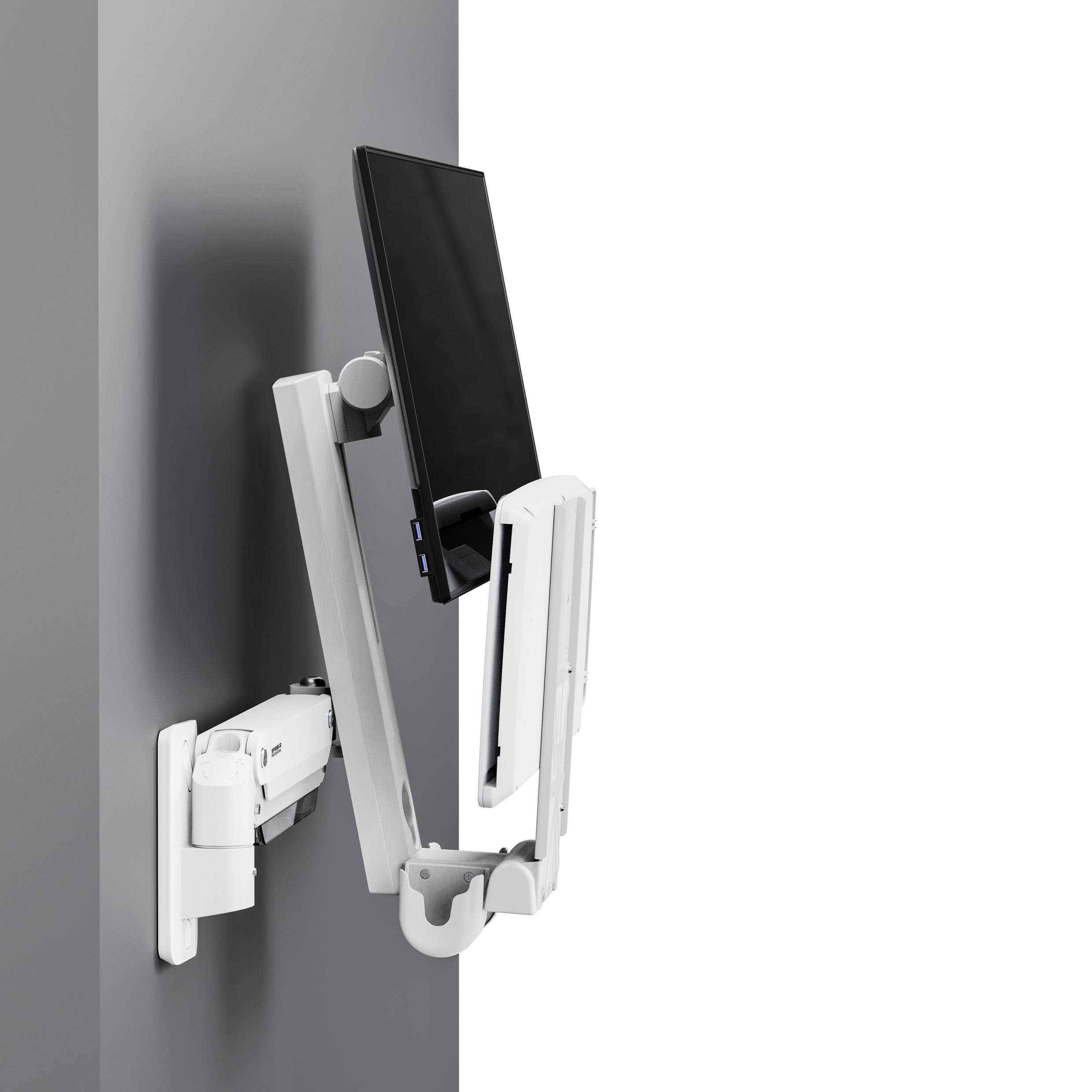 Eine Tablette, die an einem eleganten, verstellbaren weißen Wandhalter montiert ist, der eine vielseitige Positionierung neben einer vertikalen grauen Oberfläche ermöglicht.