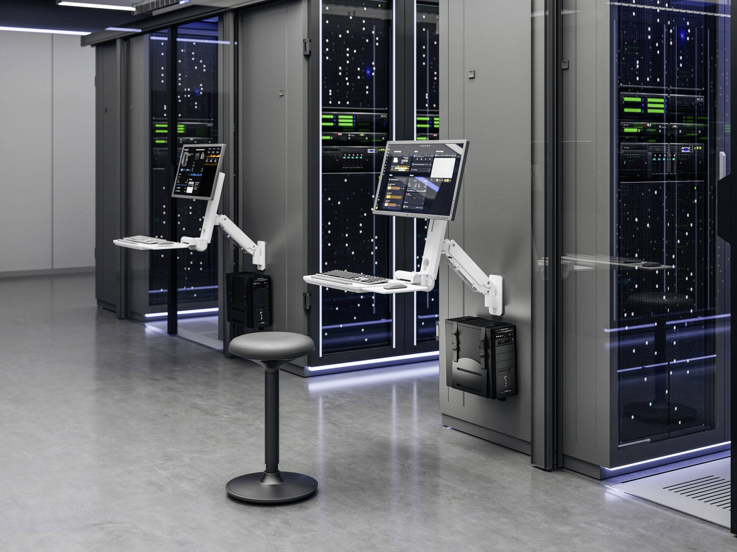 Ein moderner Serverraum mit hohen, verglasten Servergestellen. Zwei Monitoraufbauten mit Tastatur und Maus sind an Schwenkarmen montiert. Ein Hocker ist in der Nähe positioniert.