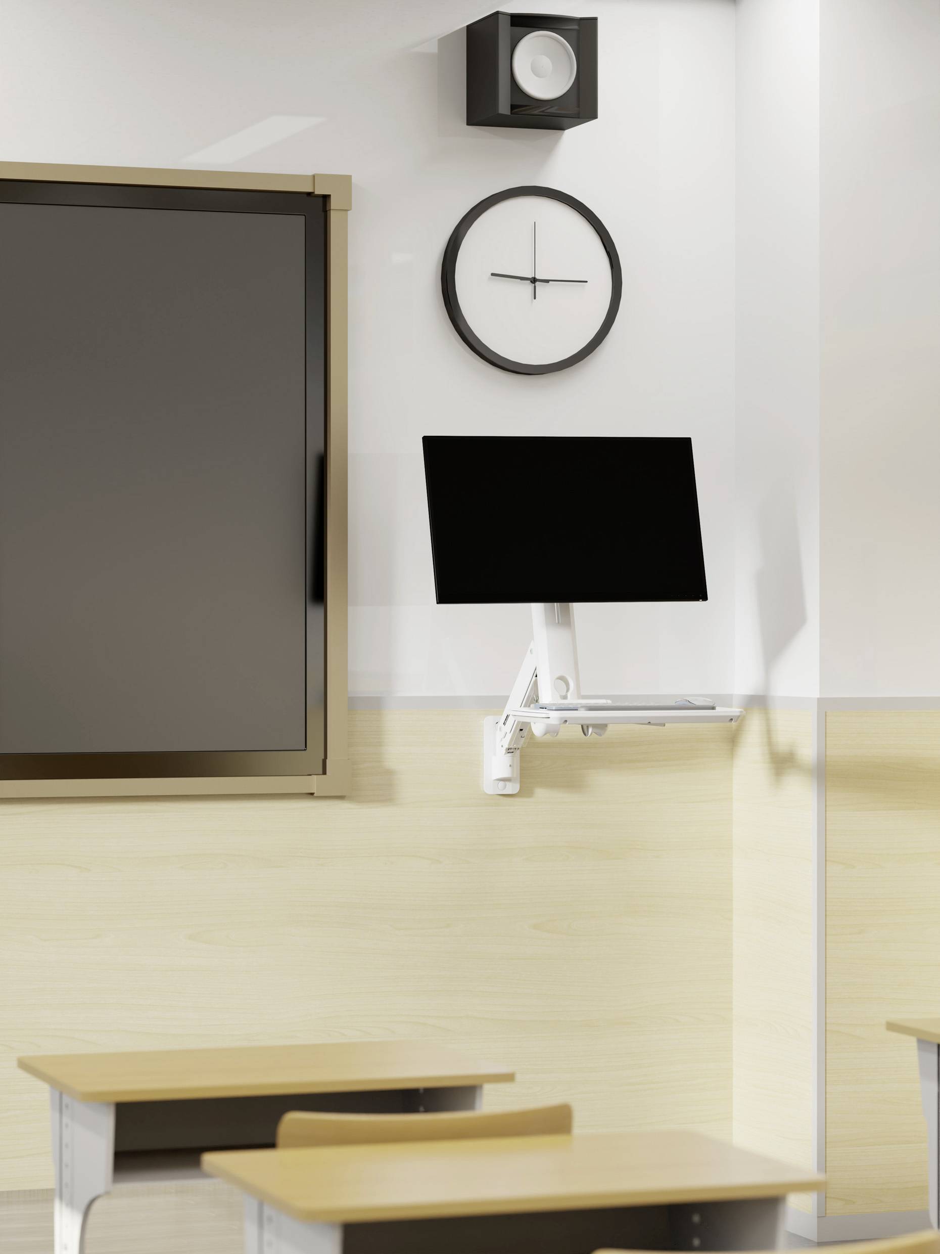 Klassenzimmer mit einer leeren Tafel, einer an der Wand hängenden Uhr, die 10:10 Uhr zeigt, und zwei leeren Schülertischen, was eine kurz bevorstehende Unterrichtsstunde andeutet.