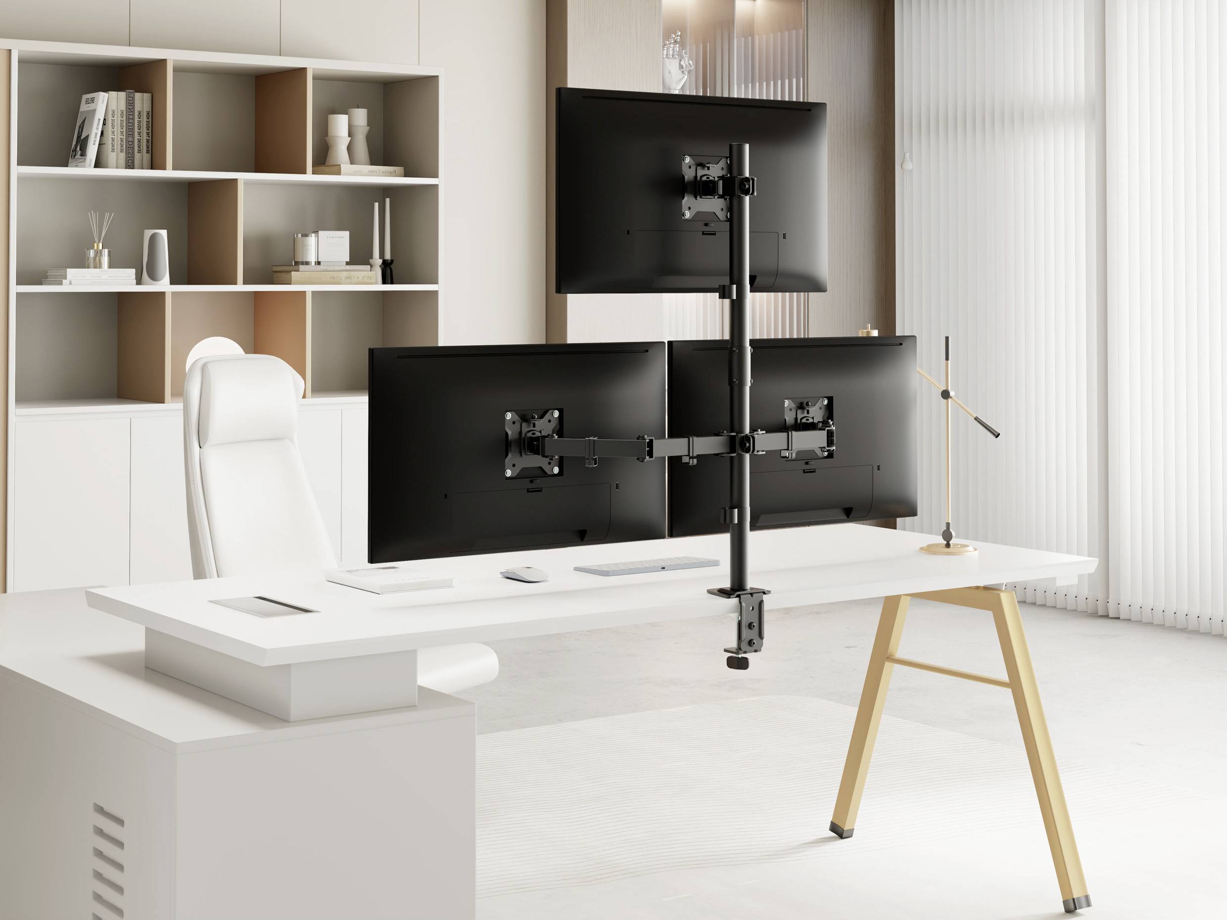 Ein modernes, minimalistisches Büro-Setup mit einem weißen Schreibtisch, zwei übereinander montierten Monitoren auf einem Halterarm und einem weißen ergonomischen Stuhl vor einem hellen Hintergrund.