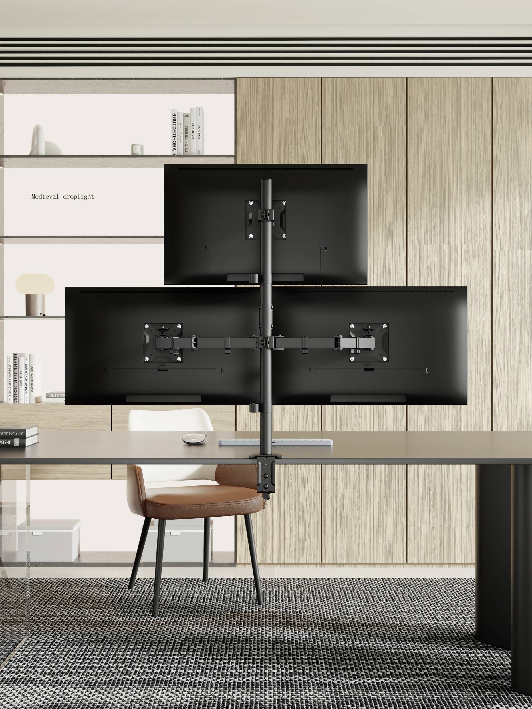 Eine moderne Büroeinrichtung mit zwei übereinander angeordneten Monitoren auf einem Ständer hinter einem Schreibtisch. Ein brauner Stuhl steht am Schreibtisch, im Hintergrund befinden sich Regale und Dekoration.