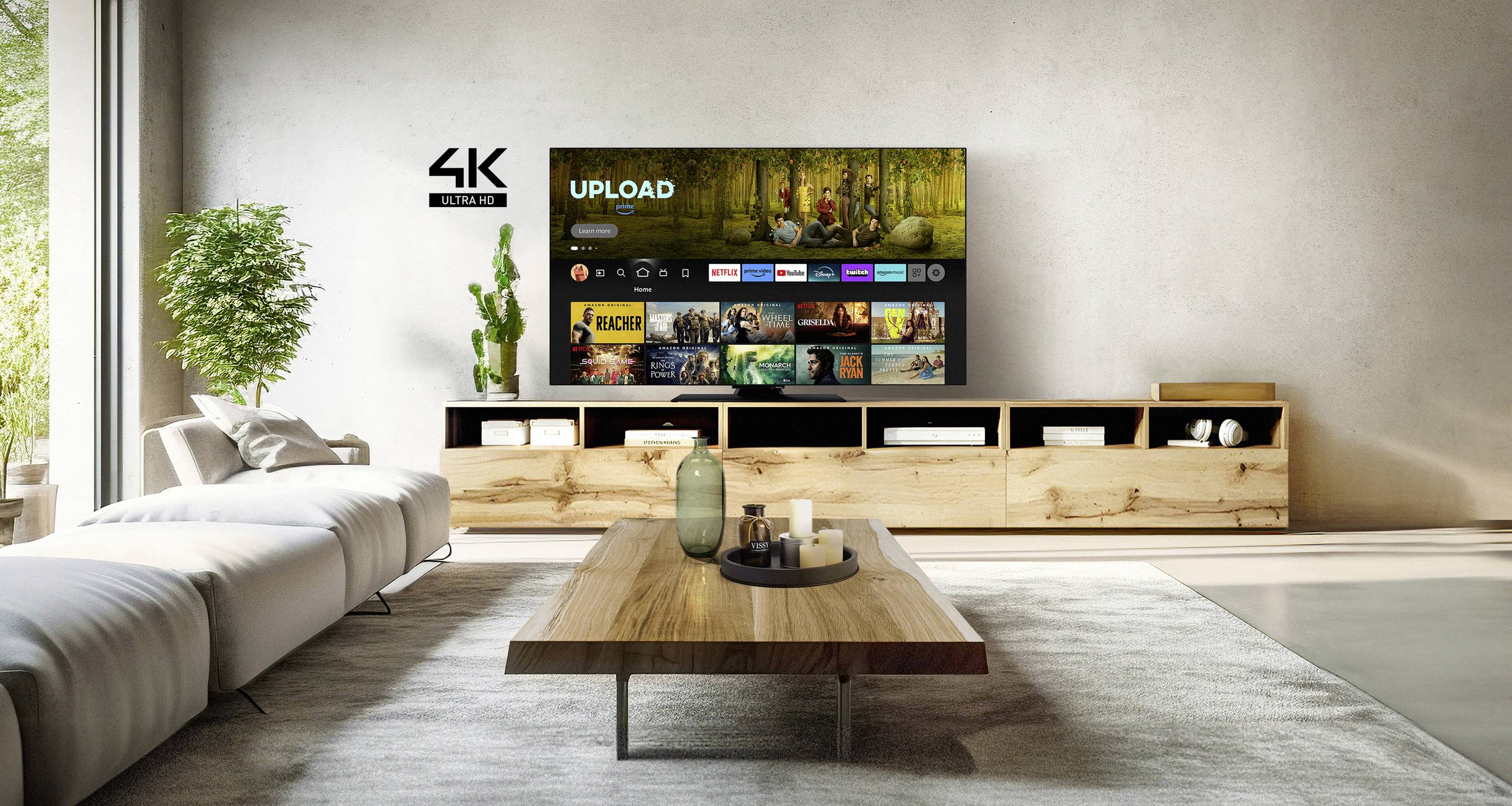 Ein modernes Wohnzimmer mit einem an der Wand montierten 4K-Fernseher, der Streaming-Service-Optionen anzeigt. Eine große Couch und ein Holzcouchtisch vervollständigen die Einrichtung.