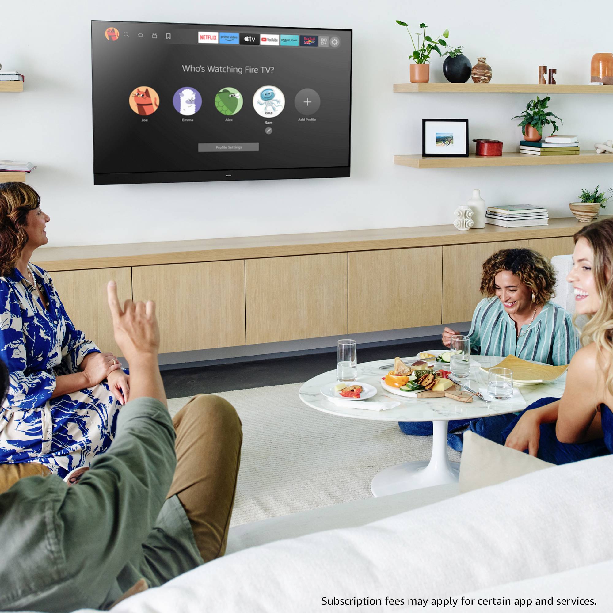 Eine Gruppe von vier Personen, die auf einem Sofa sitzen und einen Fernseher mit einem 