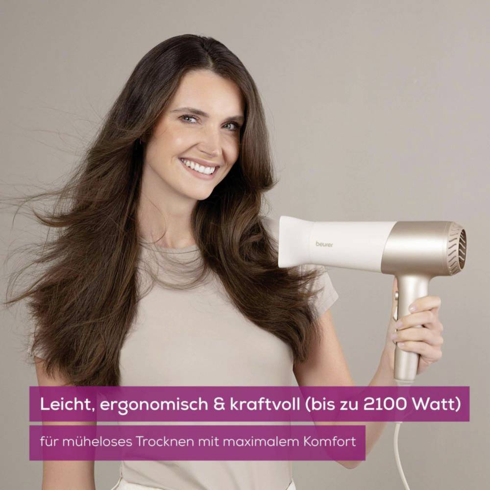 Eine Frau lächelt, während sie einen beigen Föhn benutzt. Text: 'Leicht, ergonomisch & kraftvoll' beschreibt die leichte und leistungsstarke Natur des Geräts.