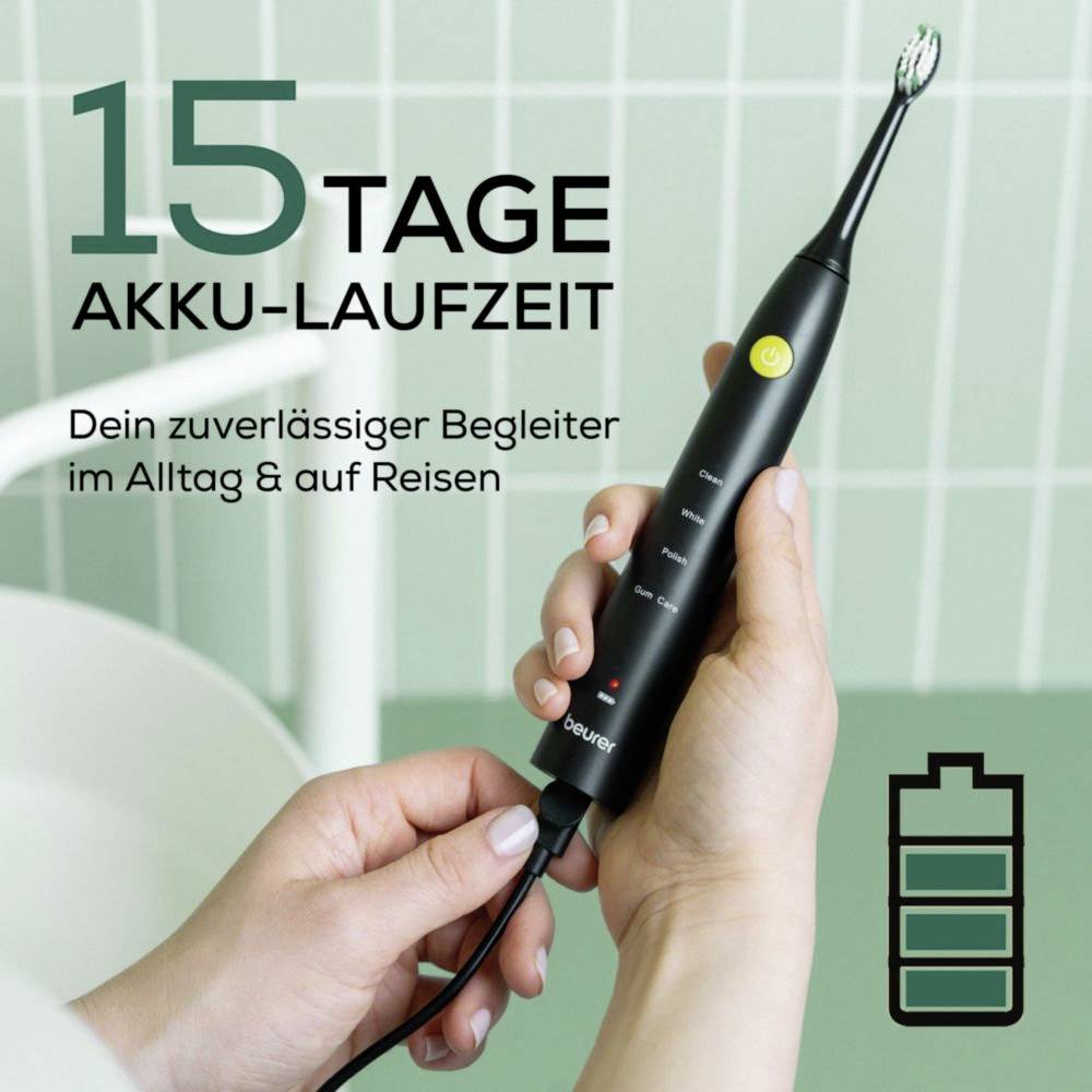 Eine Hand, die eine schwarze elektrische Zahnbürste mit einem grünen Einschaltknopf hält, daneben Text, der eine 15-tägige Batterielaufzeit und ein Batteriesymbol anzeigt.