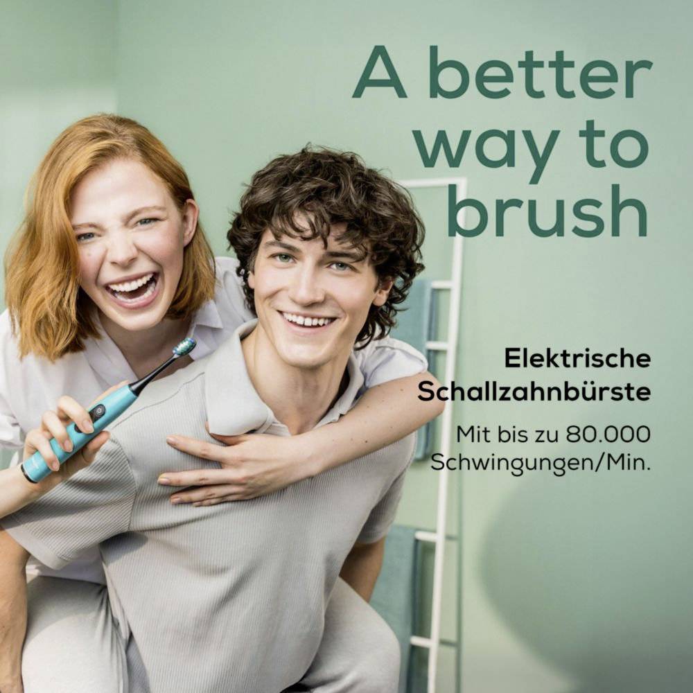 Eine junge Frau umarmt einen Mann mit einer elektrischen Zahnbürste auf spielerische und fröhliche Weise, was Freude symbolisiert. Text: „Eine bessere Art zu putzen