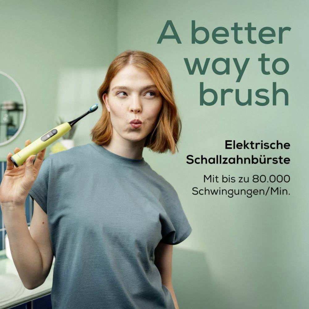 Eine Person hält eine grüne elektrische Zahnbürste und macht einen verspielten Schmollmund. Text lautet: „Eine bessere Art zu putzen