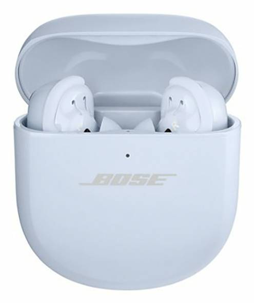 Ein hellblauer Etui mit dem 'Bose' Logo ist geöffnet und zeigt ein Paar weiße kabellose Kopfhörer im Inneren. Der Etui steht aufrecht.