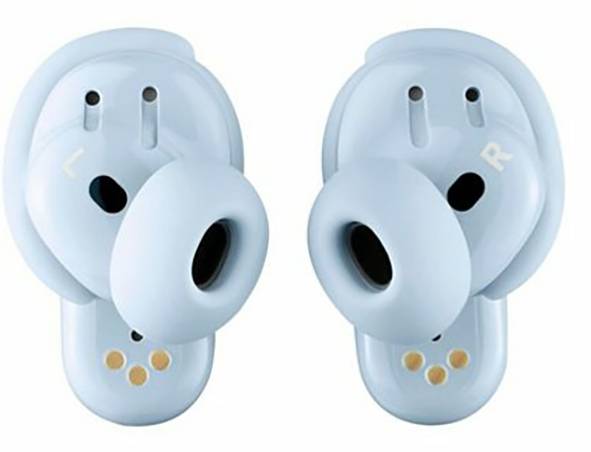 Hellblaue kabellose Ohrhörer, mit 'L' und 'R' beschriftet, mit Ohreinsätzen und Ladekontakten, vor einem weißen Hintergrund.