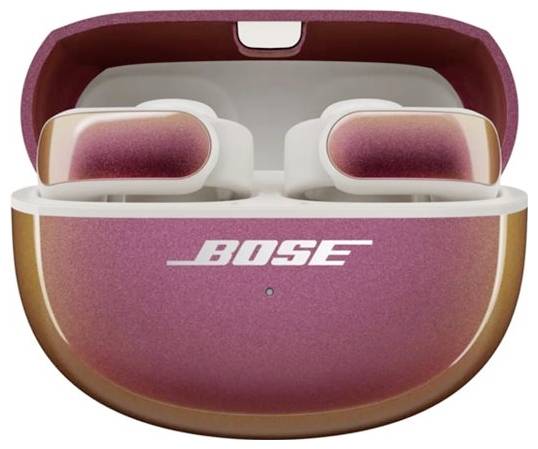 Bose-Kopfhörer in einem rosa-goldenen Farbverlauf-Ladeetui, mit dem Logo auf dem Deckel des Etuis sichtbar.