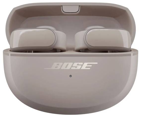 Offene beige kabellose Ohrhörer in einem passenden Etui mit dem 'BOSE' Logo auf der Vorderseite.