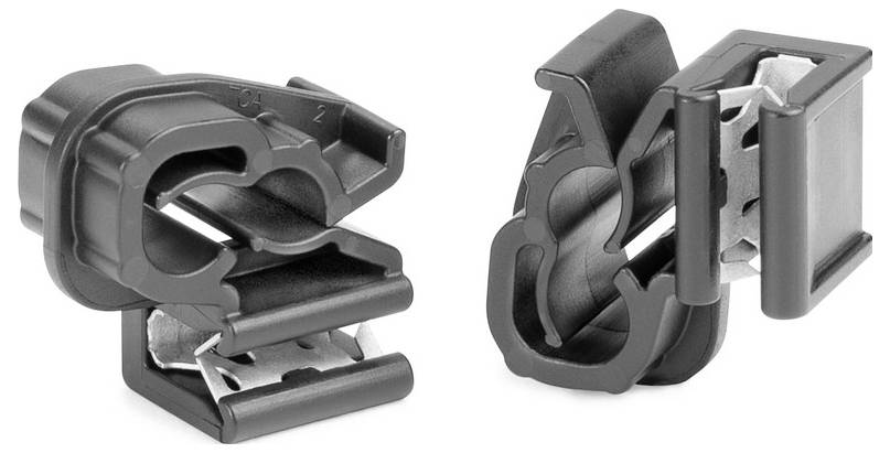 Zwei schwarze Kabelclips mit unterschiedlichen Öffnungsmechanismen zum sicheren Haltern von Kabeln, die ihr Design und ihre Funktionalität veranschaulichen.