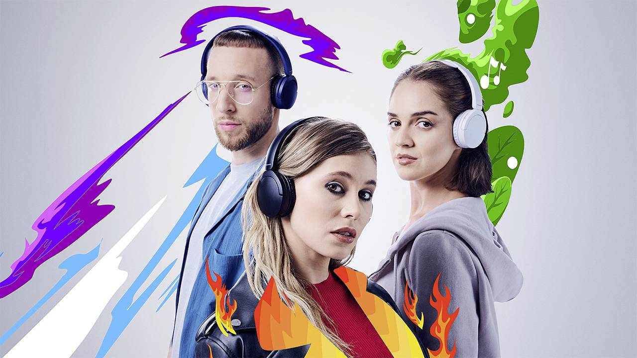 Drei Personen mit Kopfhörern, umgeben von bunten Energiegrafiken, die lebendige und dynamische Musikerlebnisse andeuten.