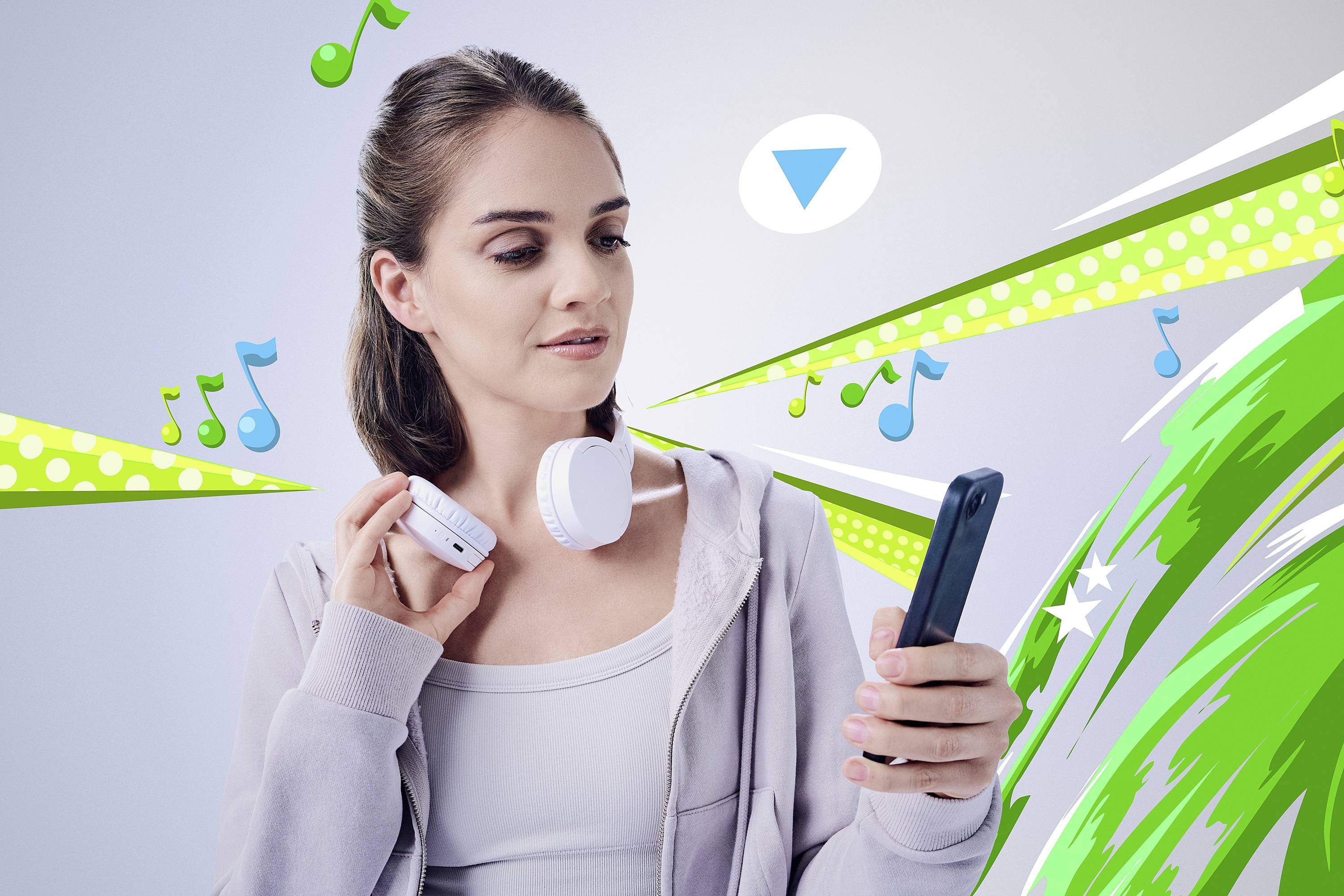 Eine Person, die ein Handy hält und Kopfhörer um den Hals trägt, umgeben von bunten Musiknoten und abstrakten grünen Designs, was das Streaming von Musik andeutet.