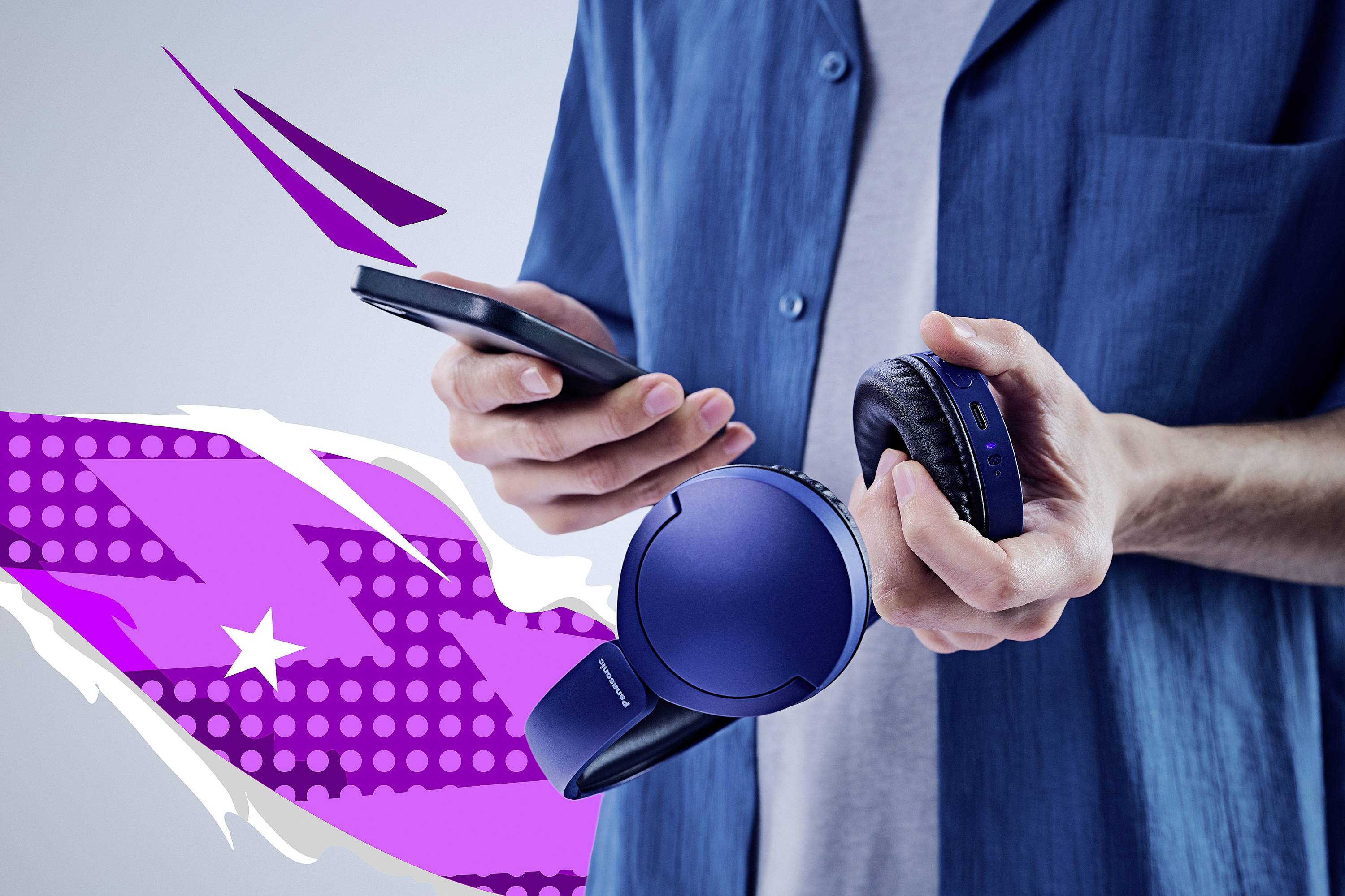 Eine Person hält ein Smartphone und blaue kabellose Kopfhörer vor einem lila abstrakten Hintergrund mit stilisierten Formen.