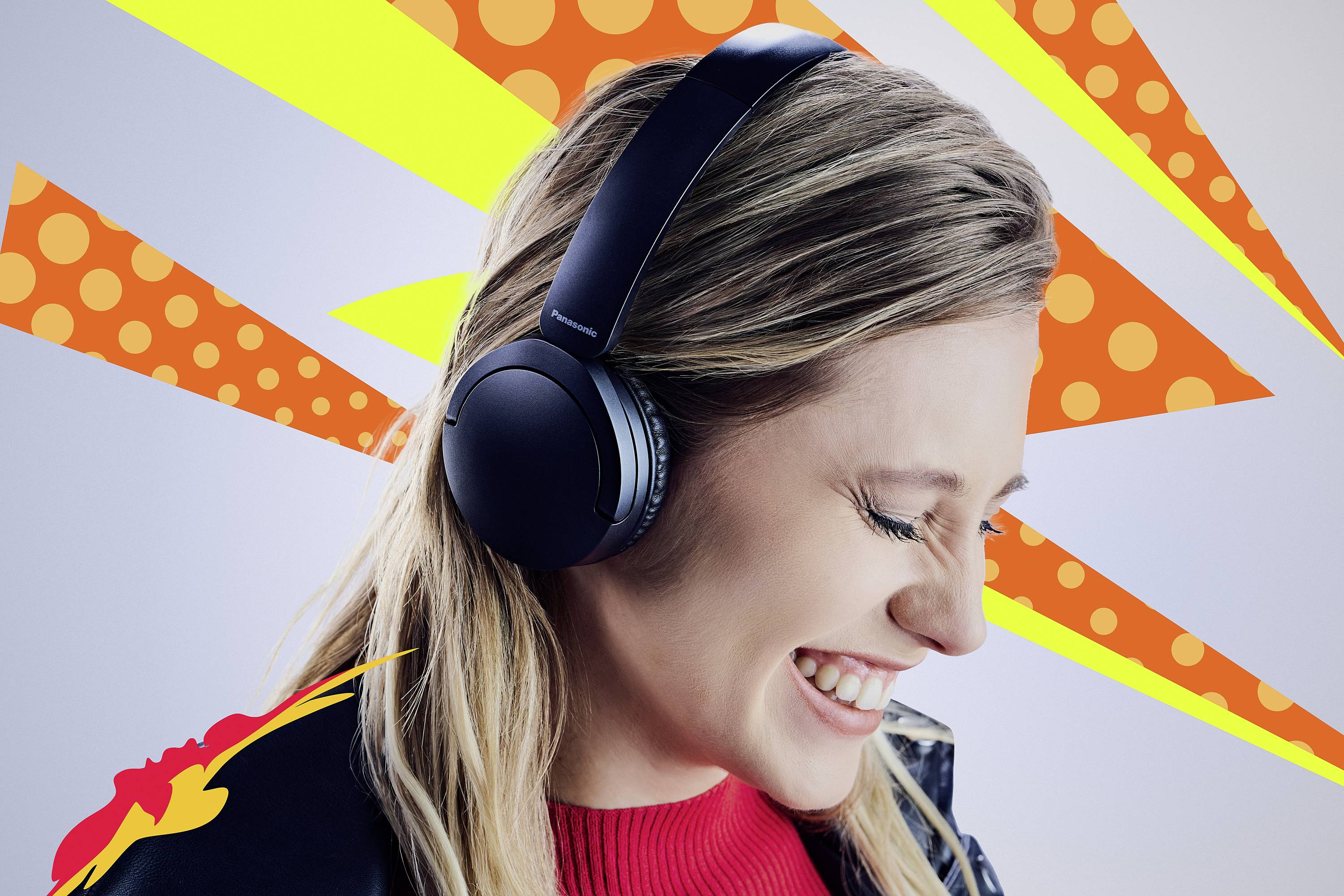 Eine Person mit Kopfhörern lächelt vor einem bunten Hintergrund mit orangefarbenen und gelben abstrakten Formen.