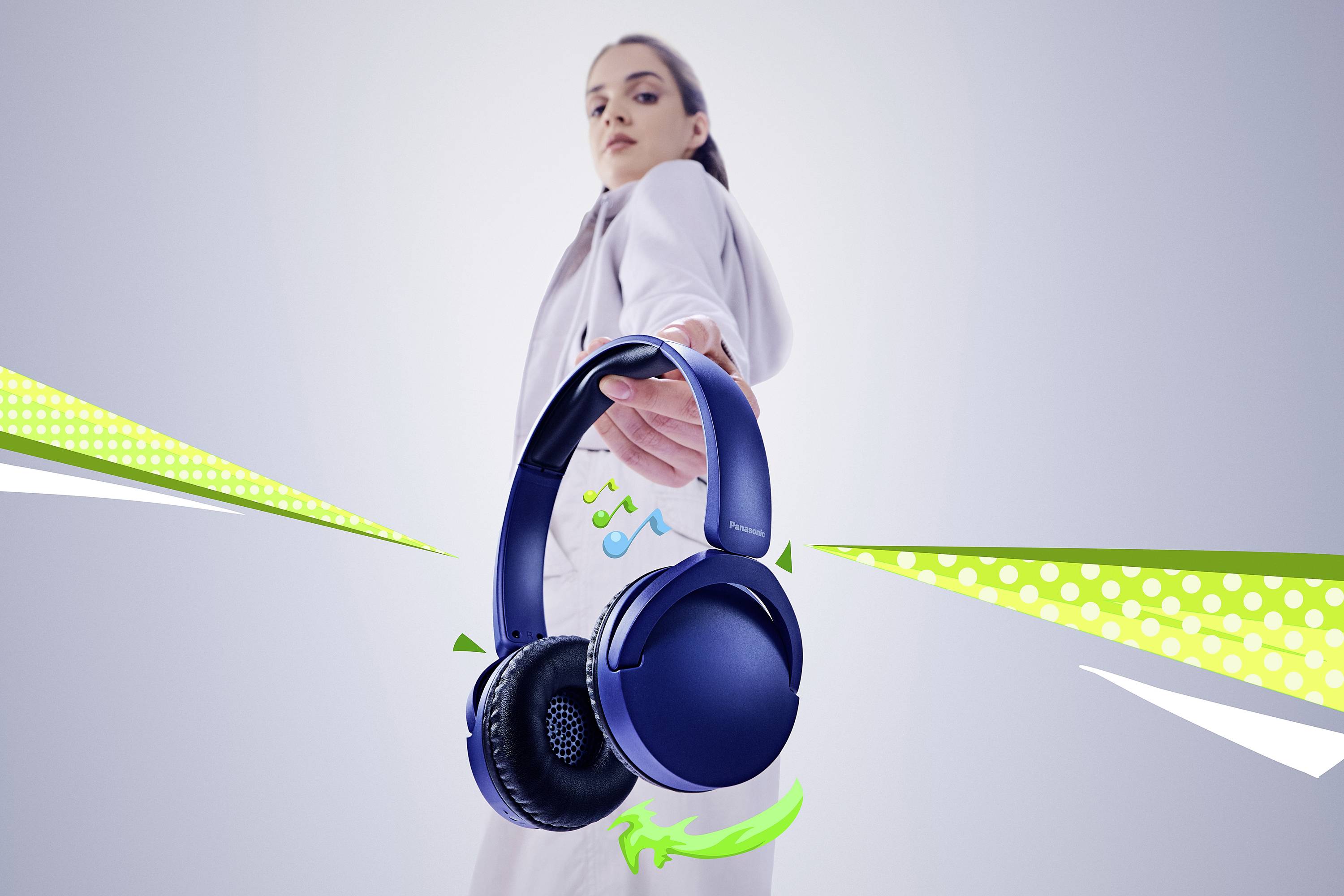 Eine Person in einem hellen Outfit, die blaue Kopfhörer in der Hand hält, mit grünen und gelben grafischen Elementen, die Musik und Bewegung andeuten.