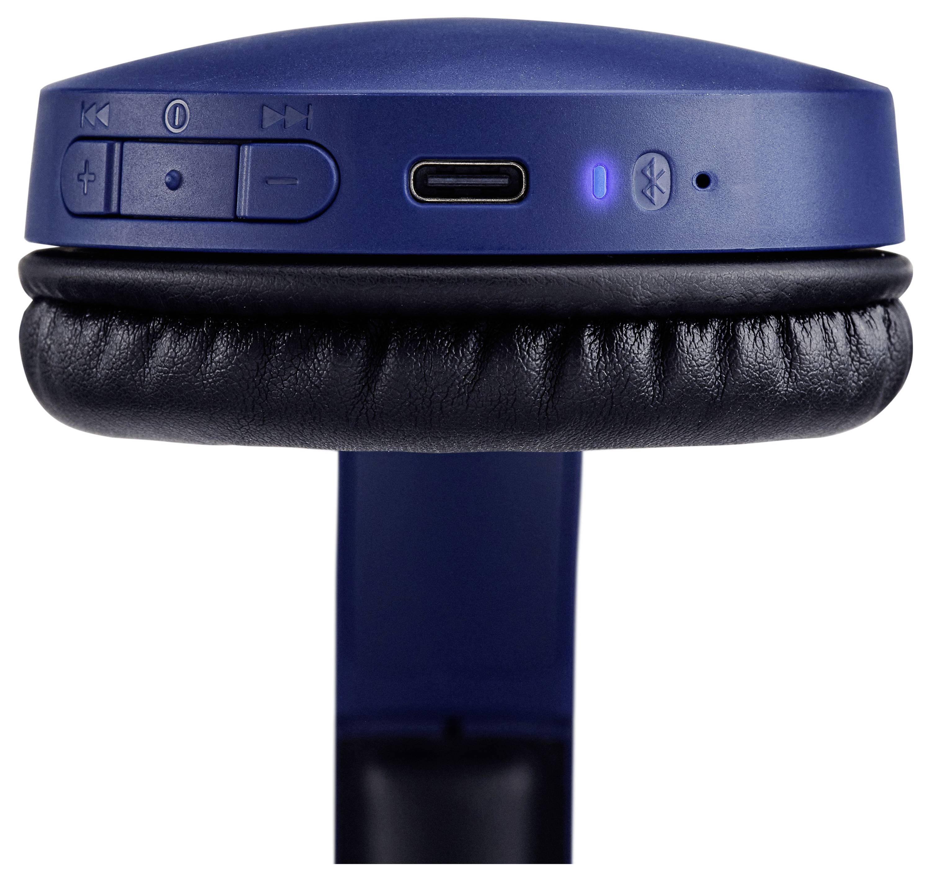 Blaue kabellose Kopfhörer mit Bedienungstasten und Ladeanschluss an der Seite einer Ohrmuschel, wobei ein Lederkissen sichtbar ist.